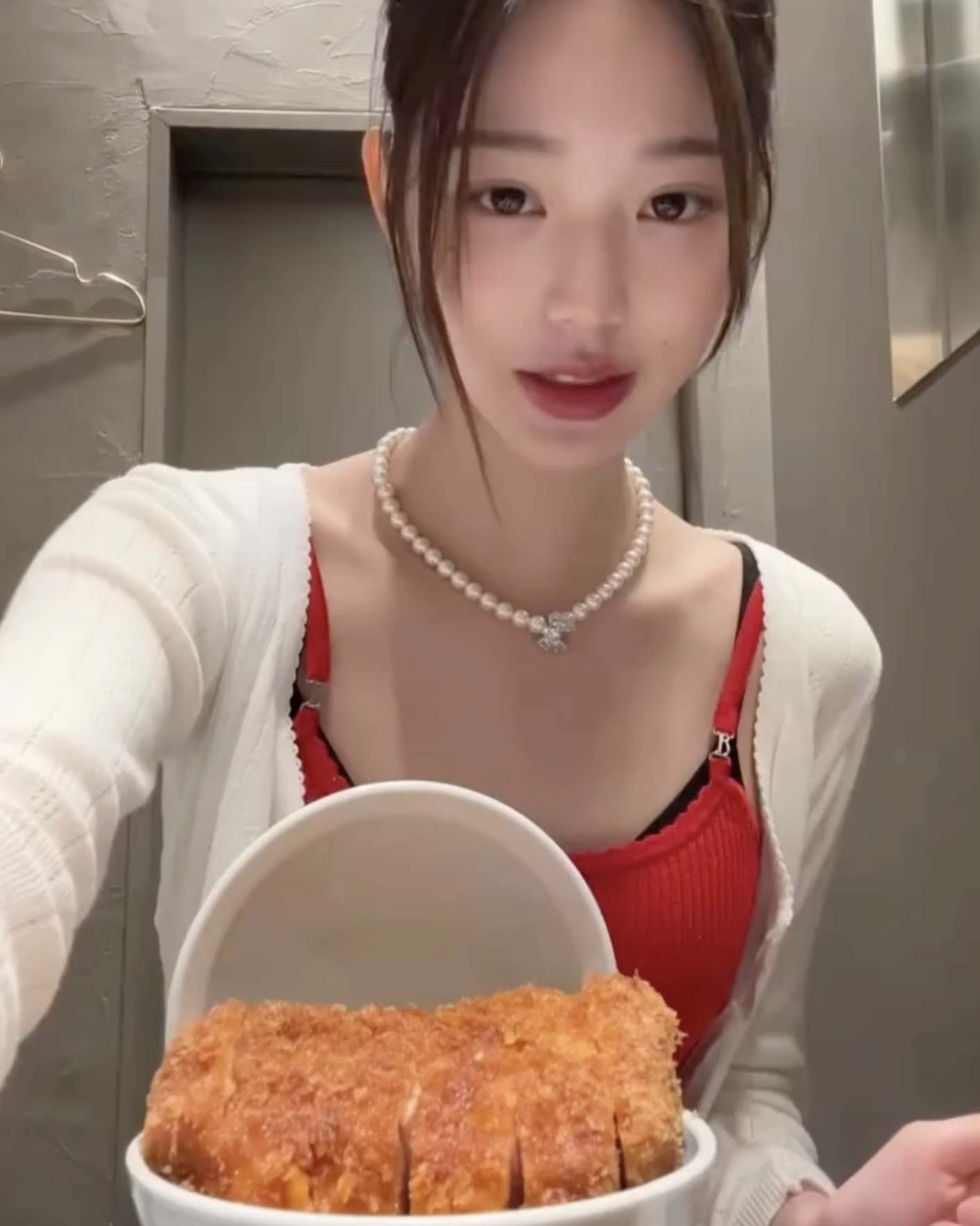 존재감 있는 연말 목걸이❓🔍

연말에 포인트가 될 목걸이를 찾고 계신가요? 비비안 웨스트우드 목걸이는 어떠신가요? 제니, 장원영, 조이 등 여자 연예인의 사복 패션에서 자주 볼 수 있을 뿐만 아니라, 투바투 연준과 데이식스 영케이 같은 남자 연예인들도 즐겨 착용하는 아이템입니다. 커플 목걸이로도 손색없겠죠?

비비안 웨스트우드의 시그니처인 행성 펜던트는 강렬한 존재감을 자랑합니다. 여기에 하트, 클립 등 다양한 팬던트와 어우러진 독창적인 디자인도 눈길을 끄네요. 특히 연말하면 빠질 수 없는 진주로 제작된 목걸이도 많아 고급스러운 무드를 완성하기에 제격이죠.

심플한 룩에 포인트로 더하거나, 화려한 연말 스타일링에 마무리 아이템으로 활용해 보세요. 비비안 웨스트우드의 독특하고 세련된 목걸이로 특별한 연말을 더욱 빛내보세요! 이미지2