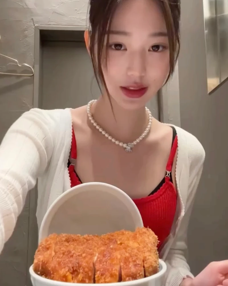 존재감 있는 연말 목걸이❓🔍
연말에 포인트가 될 목걸이를 찾고 계신가요? 비비안 웨스트우드 목걸이는 어떠신가요? 제니, 장원영, 조이 등 여자 연예인의 사복 패션에서 자주 볼 수 있을 뿐만 아니라, 투바투 연준과 데이식스 영케이 같은 남자 연예인들도 즐겨 착용하는 아이템입니다. 커플 목걸이로도 손색없겠죠?
비비안 웨스트우드의 시그니처인 행성 펜던트는 강렬한 존재감을 자랑합니다. 여기에 하트, 클립 등 다양한 팬던트와 어우러진 독창적인 디자인도 눈길을 끄네요. 특히 연말하면 빠질 수 없는 진주로 제작된 목걸이도 많아 고급스러운 무드를 완성하기에 제격이죠.
심플한 룩에 포인트로 더하거나, 화려한 연말 스타일링에 마무리 아이템으로 활용해 보세요. 비비안 웨스트우드의 독특하고 세련된 목걸이로 특별한 연말을 더욱 빛내보세요! 이미지2