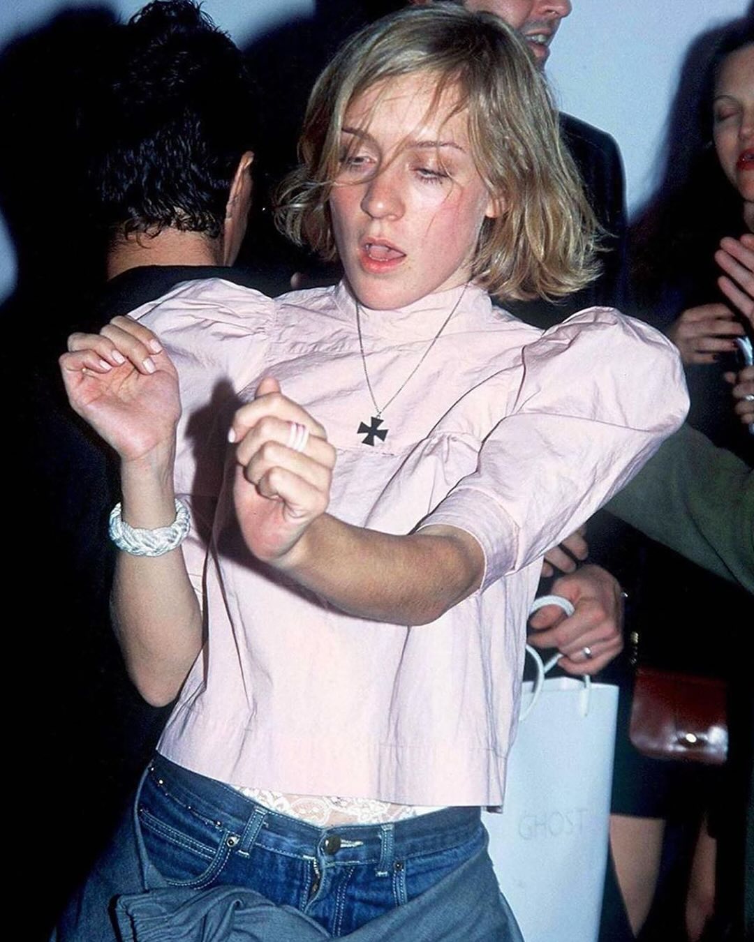 90년대 패션 씬을 평정했던 쿨 걸💞

클로에 세비니가 최근 50세 생일을 맞이했습니다. 그녀는 나이가 무색하게 여전히 자신만의 스타일을 선보이며 아이콘다운 행보를 보여주고 있는데요. 지금 입어도 전혀 촌스럽지 않은 과거 그녀의 스타일, 한 번 확인해 볼까요? 

클로에 세비니는. 1995년 영화 <키즈>로 데뷔해 이름을 알렸습니다. 뉴욕의 실용적인 패션과 프렌치 스타일의 미니멀함을 그녀만의 방식으로 녹아냈죠. 특히 뷔스티에, 빅 퍼프 디테일, 프릴 장식 등의 중세 느낌 스타일링을 활용하는 것이 특징입니다. 

같은 옷을 입어도 그녀가 입으면 다르게 느껴지는 것은 바로 자신감 때문이지 않을까 생각합니다. 그 덕분에 당시에는 낯설었던 스타일임에도 불구하고 많은 소녀들의 선망의 대상이 되었으며, 지금까지도 명성을 이어오고 있는 것이죠. 언제나 당당하면서도 유머가 느껴지는 클로에 세비니의 룩을 살펴보세요! 이미지7