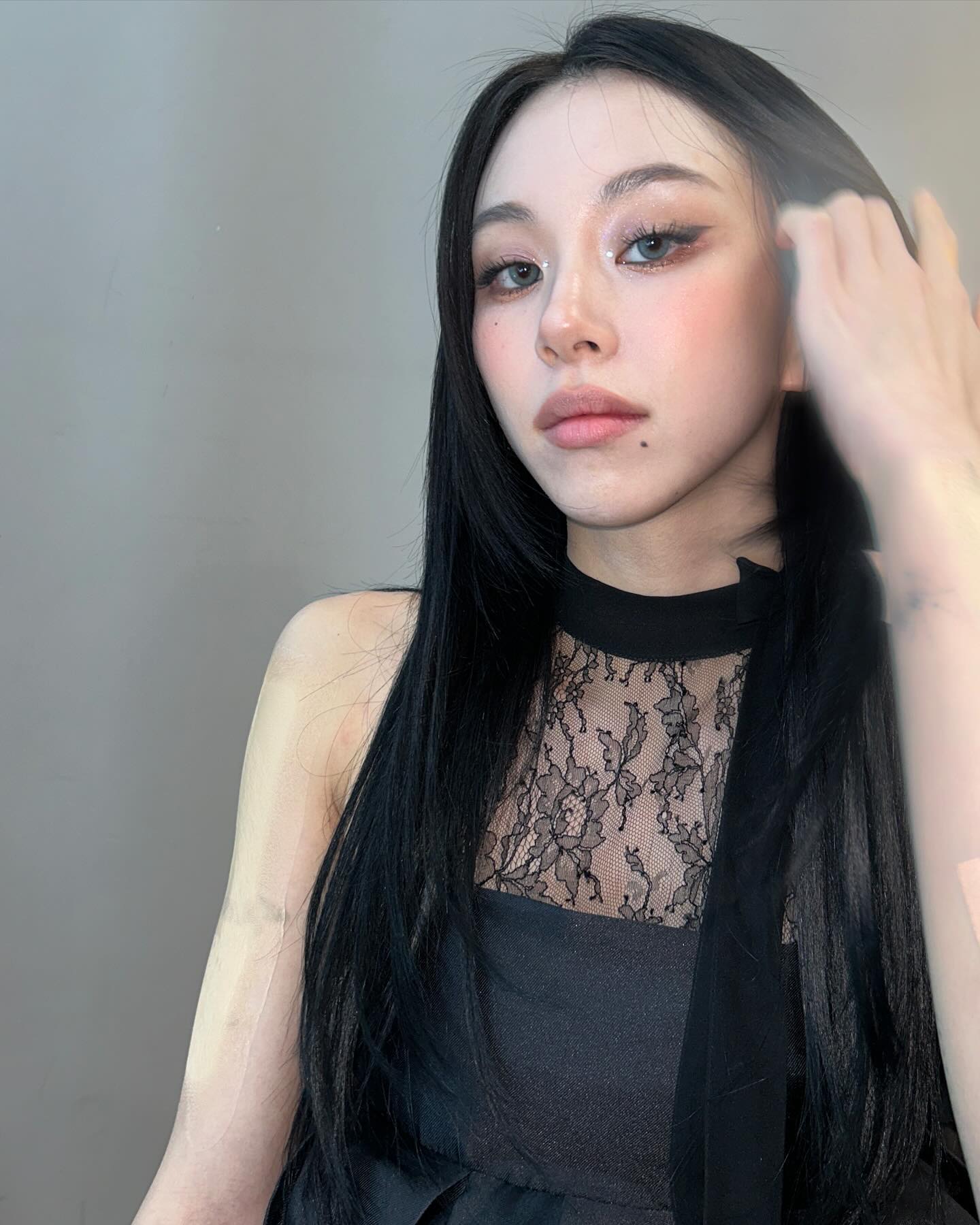 퍼스널 컬러에 맞춰 활용해 보자🌈

금방 식을 줄 알았던 y2k의 인기는 여전히 진행 중입니다. 

패션계는 물론 뷰티 업계에서도 2000년대를 연상시키는 트렌드가 지속적으로 나타나고 있습니다. 한 가지 다른 점이 있다면 과거와 현재의 스타일이 융합되어 폭넓은 베리에이션이 가능하다는 것이죠. 

요즘 각종 SNS에서 보이는 ‘아이스 블루’ 메이크업을 주목해 주세요. 여름 쿨, 겨울 쿨은 물론 자신의 퍼스널 컬러에 맞춰 활용이 가능해 웜톤이신 분들도 하기 좋은 화장법입니다. 블랙핑크 제니, 트와이스 채영, 소녀시대 태연, 에스파 닝닝 등 많은 셀럽들 역시 화보와 무대, 뮤직비디오에서 해당 메이크업을 선보여 화제를 모았습니다.

2000년대에는 탁한 파스텔 계열의 블루가 유행이었다면 지금은 매트한 블루 컬러웨이에 하이라이터와 글로우를 활용하는 것이 특징인데요. TPO 또는 취향에 맞춰 여러분도 도전해 보세요. 

영상: Sam @makeupbysamanthaharvey, victoria sharp @victoriasharp_ 이미지5