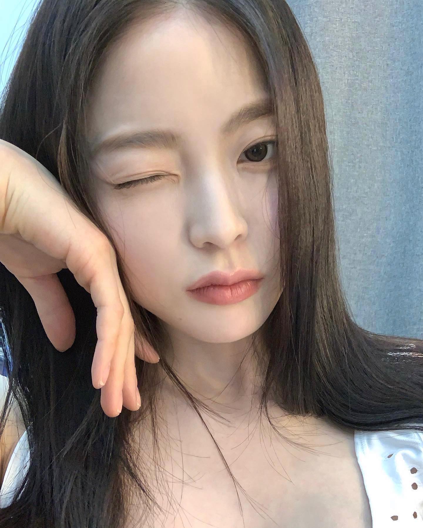 올겨울은 매트립이 트렌드💄

올겨울 립 메이크업은 매트립을 시도해보세요!
최근들어 화장품 브랜드에서 하나, 둘 뽀용-한 질감의 매트립을 선보이고 있기 때문이죠.

화려함보단 차분함을 선호하는 요즘 트렌드 영향일까요?
저도 올겨울엔 파우치에 잠자고 있던 매트립 제품을 다시 깨워줘야겠습니다😉 이미지