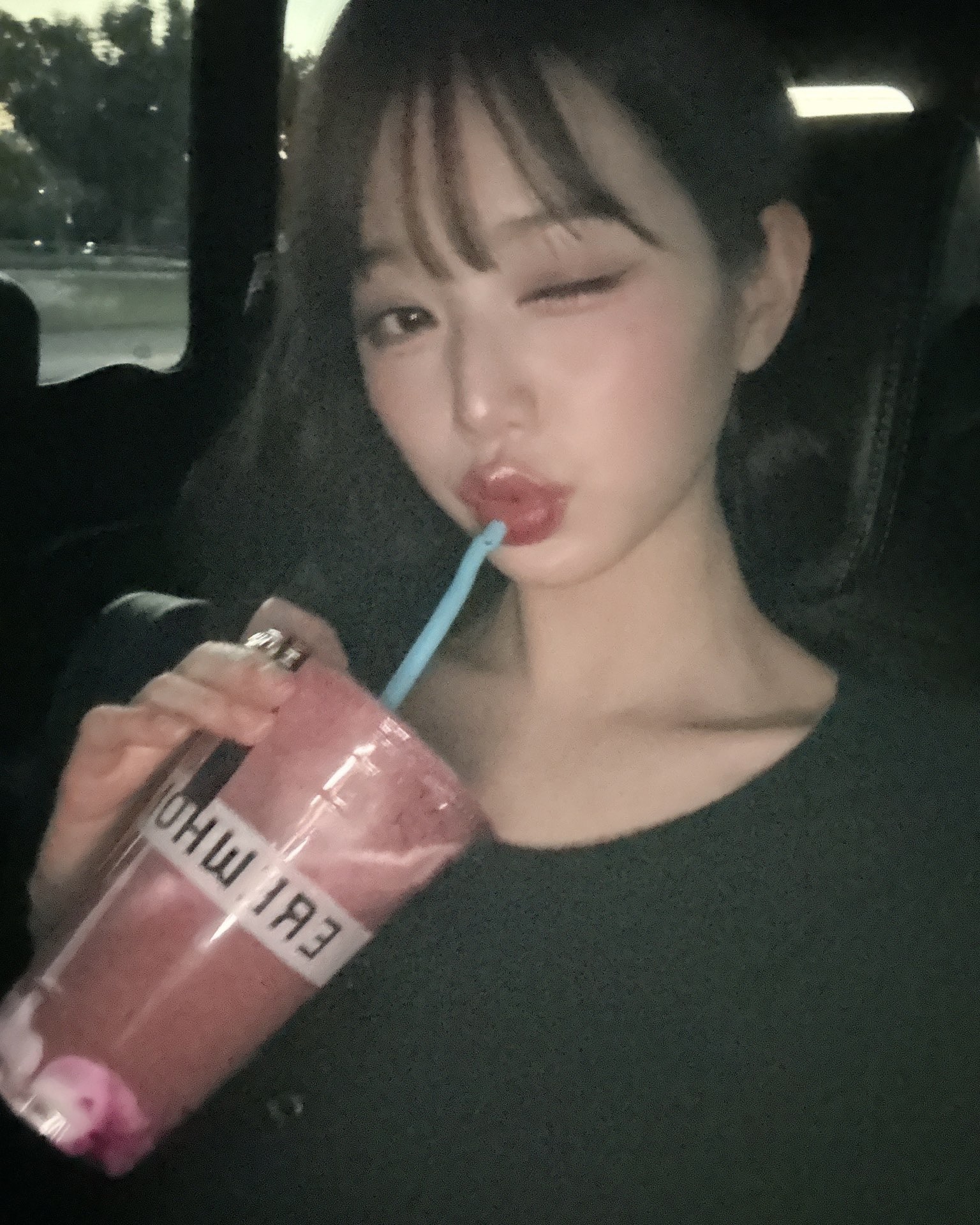 헤일리 비버의 시크릿 스무디🔍

헤일리 비버의 몸매 비결, 궁금하시죠? 헤일리 비버는 이 스무디를 즐겨 먹기로 유명한데요. 바로 LA의 고급 식료품점 Erewhon의 스무디입니다. 이 스무디는 한 잔에 $19, 한화로 대략 2만 7천 원대입니다. 스무디 한 잔에 2만 원이 넘는다니... 엄청난 가격이죠? 하지만 LA에서는 이 스무디를 먹으려고 길게 줄을 선다고 합니다. 아이브 장원영과 문가영도 헤일리 비버 스무디 인증샷을 남겼었네요!

이 스무디에는 오가닉 아몬드 밀크, 딸기, 바나나, 바다 이끼 젤(Sea Moss Gel), 아보카도 등 많은 재료가 들어가는데요. 우리에게 익숙하지 않은 ‘바다 이끼’는 대서양에서 자라는 해초의 일종으로, 소화에 도움을 준다고 합니다. 이걸 먹어보러 LA까지 갈 수는 없으니, 우리는 집에서 만들어볼까요?

주변에서 쉽게 구할 수 있는 재료들로만 만들어 보자고요! 딸기, 바나나, 케일 같은 녹색 채소, 아몬드 밀크에 아사이베리 같은 베리류를 추가해주면 완성입니다! 이 스무디는 들어가는 재료가 많은 만큼 다이어트와 피부 미용에도 좋다고 합니다. 비타민과 식이섬유 등 다양한 영양소를 섭취할 수 있다고 하네요! 주말부터 다이어트를 다짐하신 분들은 이 헤일리 비버 스무디를 만들어보는 건 어떨까요? 이미지3