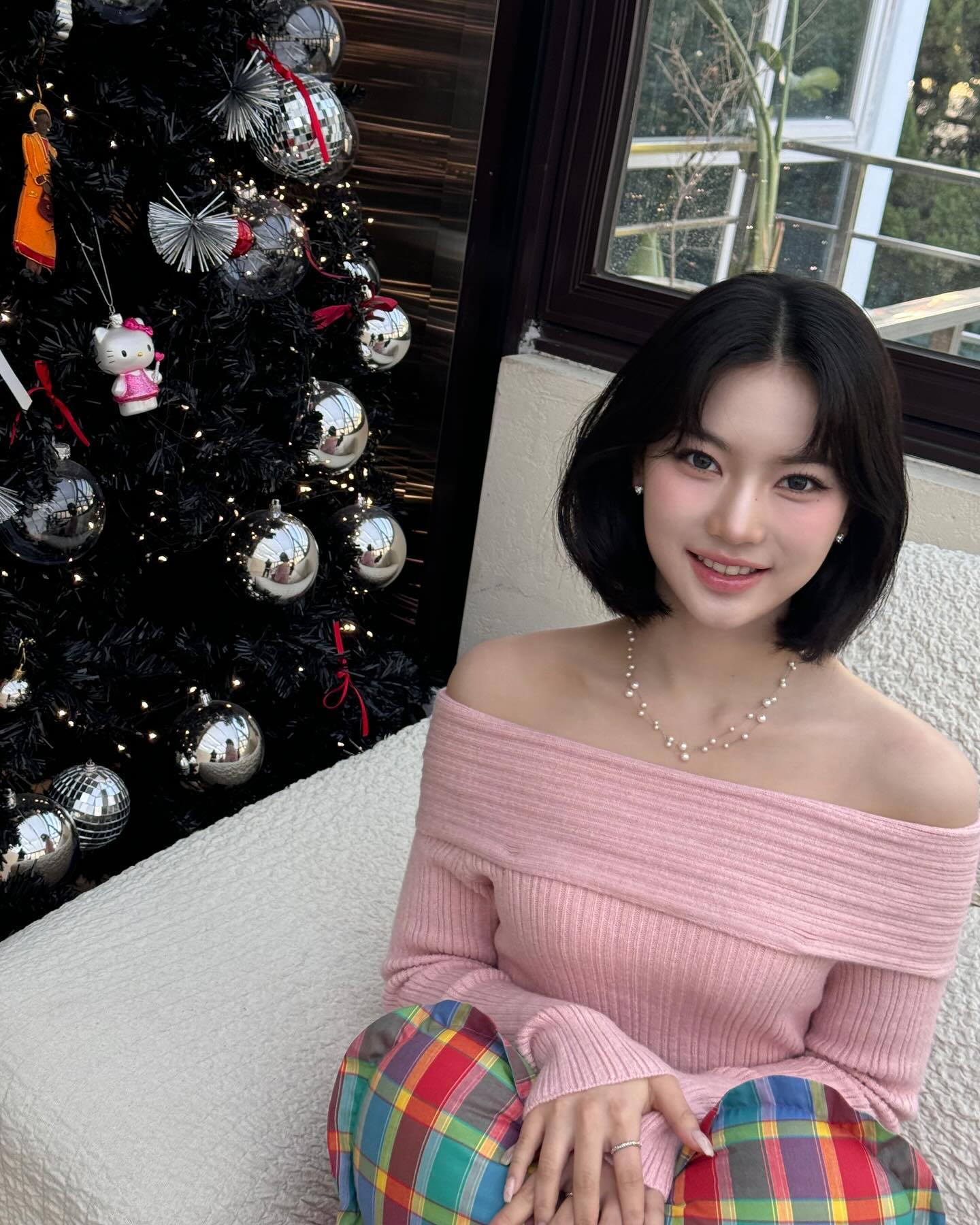 오프숄더는 연말룩 필수 아이템🤍 이미지