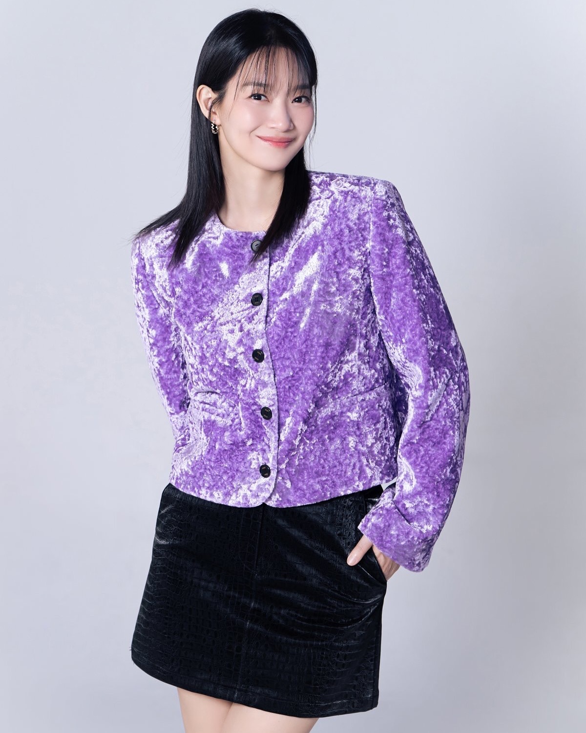 패피들이 픽한 브랜드✨

악세사리로 시작해 짧은 시간 안에 파리패션위크에서 컬렉션을 선보였던 국내 브랜드 ‘EENK’를 소개합니다.

잉크는 독특한 실루엣과 개성으로 글로벌 패션계에서 많은 사랑을 받고 있습니다. 국내를 넘어 유럽, 중국, 홍콩, 일본 등의 유명 편집숍에 입점하고, 다양한 수상을 하며 점점 입지를 다지고 있는 곳이죠.

각종 잡지와 유튜브, 드라마, 시상식 등 셀럽들의 룩을 책임지는 잉크! 과연 누가 누가 입었나 확인해 볼까요?

김나영: 퍼자켓
정은채: 니트
이시영: 퍼자켓
신예은: 그레이 니트
박신혜: 블라우스
신민아: 자켓
고민시: 셔츠
전종서: 탑
기은세: 셔츠 이미지