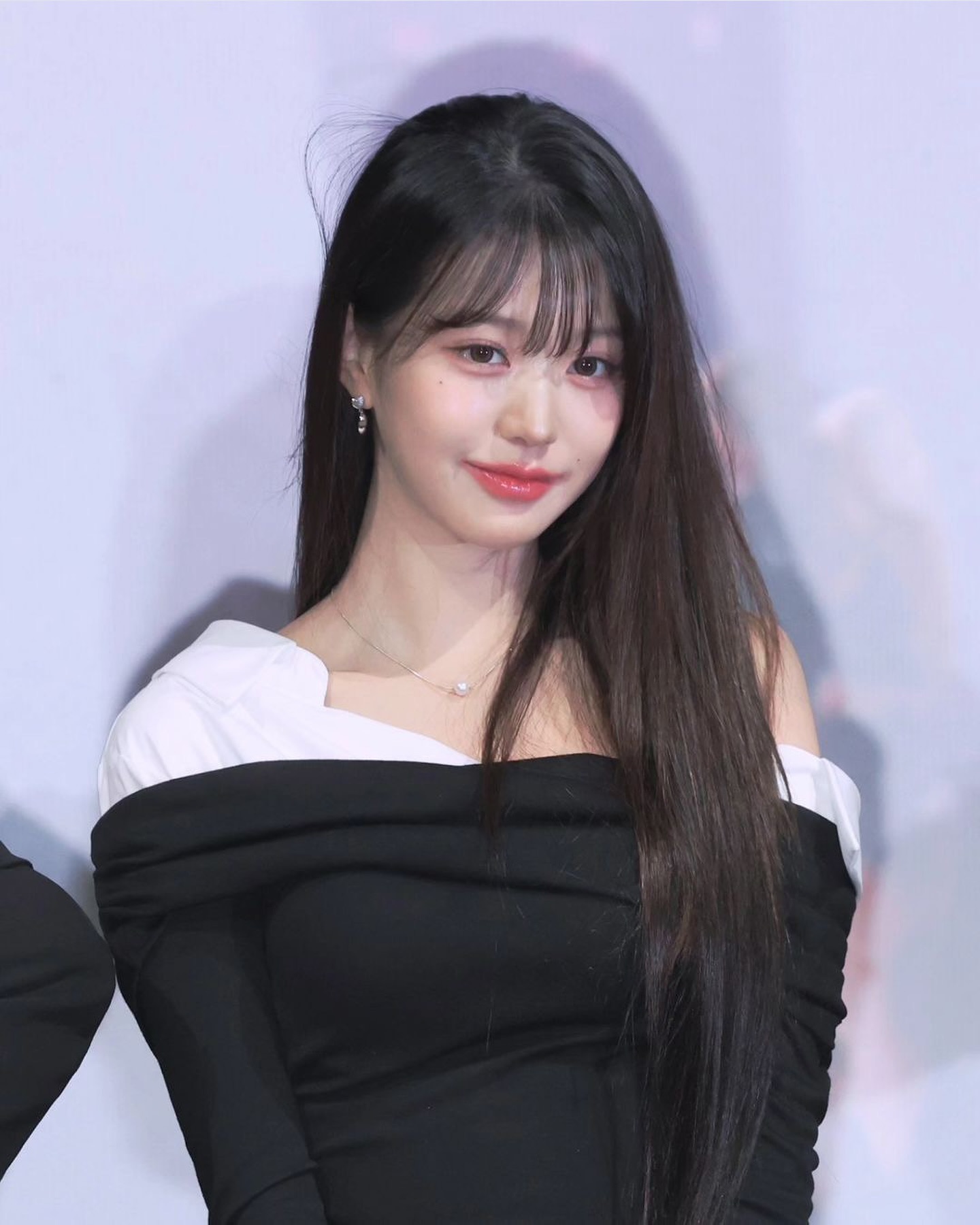 장원영이 자주 입는 이 브랜드💖

평소 페미닌 룩을 즐겨 입는 장원영은 낫유어로즈(Not your rose)의 아이템을 자주 착용하는데요. 특유의 부드럽고 청순한 무드의 이 브랜드는 페미닌 룩을 좋아하는 사람들 사이에서는 이미 잘 알려진 브랜드죠. 그럼, 셀럽들이 어떤 아이템을 선택했는 지 함께 살펴볼까요?👀

1. 장원영
릴리 탑 (블랙) Lily top (Black) 109,000원
리버시블 세일러 무스탕 (차콜) Reversible sailor mustang (Charcoal) 259,000원

2. 설윤
다이앤 탑 (핑크) Diane top (Pink )109,000원

3. 임보라
숏 리버시블 레더 무스탕 (브라운) Short reversible leather mustang (Brown) 239,000원

4. 카리나
나나 탑 (블랙) Nana top (Black) 129,000원

5. 제니
드레이핑 홀터 탑 (네이비) Draping Halter Top (Navy) 89,000원

6. 이세영
이네스 셔츠 뷔스티에 (화이트) Ines shirts bustier (White)109,000원 이미지