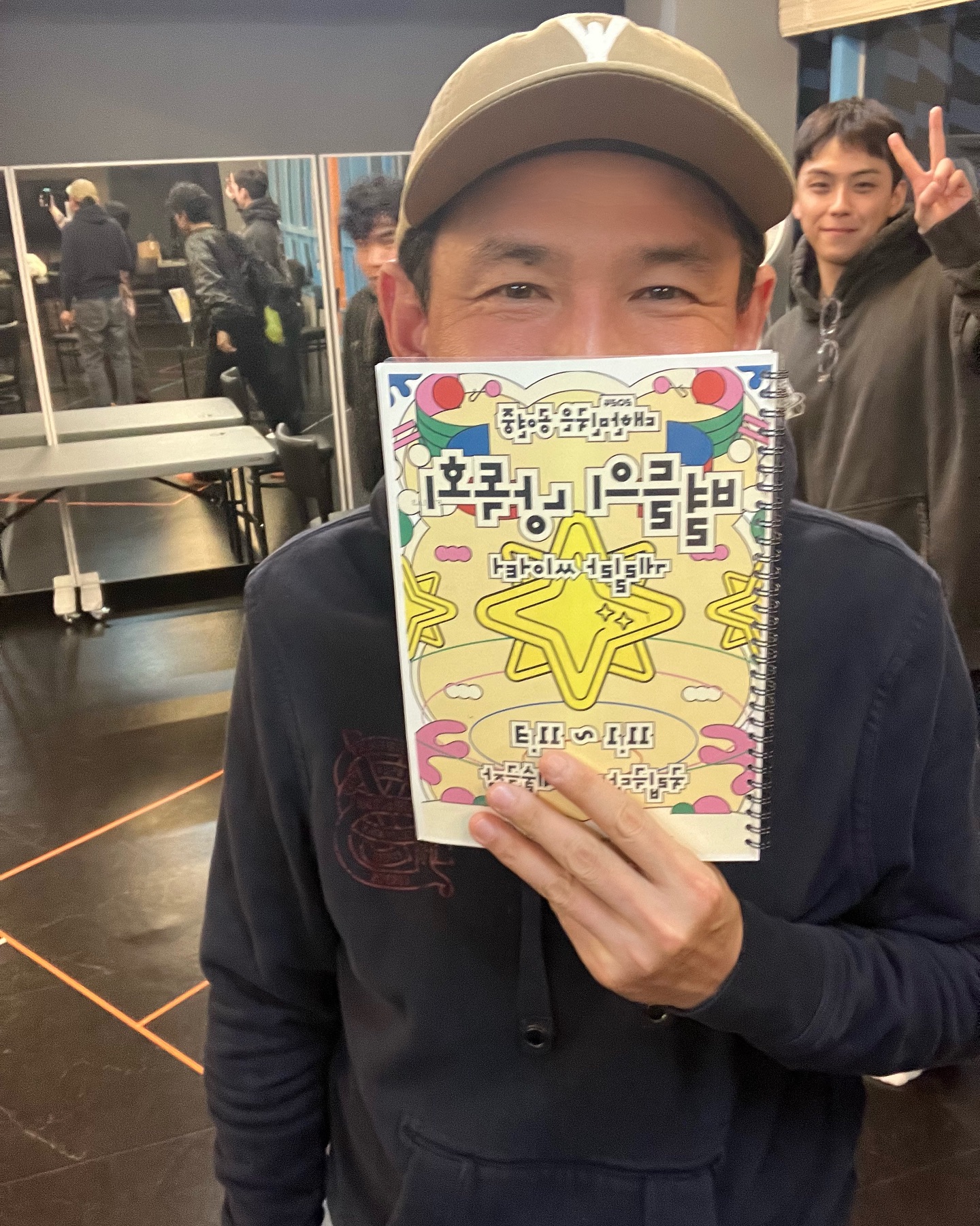 'GD와 친구들' 역대급 라인업

여러 단독 보도에 따르면, 지드래곤과 김태호 PD의 새로운 예능 프로그램인 'GD와 친구들(가제)'에 역대급 출연진들이 참여할 예정이라고 전해졌습니다. 이 프로그램은 지드래곤이 과거 '무한도전'에서 인연을 맺은 김태호 PD와 함께 준비 중인 예능인데요.

현재 공개된 출연진으로는 정형돈, 조세호, 빅뱅의 태양과 대성, 배우 김고은, 김수현, 임시완, 정해인, 황정민 등이 있으며, 각기 다른 연령대와 배경을 가진 스타들이 함께할 예정입니다.

특히, 빅뱅 멤버 태양과 대성의 출연 가능성도 있지만, 아직 공식적으로 확정된 사항은 아닙니다. 김태호 PD는 빅뱅의 'MAMA' 연습 현장을 촬영했으며, 그 촬영분이 프로그램에 포함될 수도, 그렇지 않을 수도 있다고 언급했습니다.

'GD와 친구들(가제)'은 현재 첫 촬영을 진행했으며, 그의 대표작인 '무한도전'과 '놀면 뭐하니?'에서 보여준 특유의 유머와 창의성을 바탕으로 큰 기대를 모으고 있습니다.❤️ 이미지6