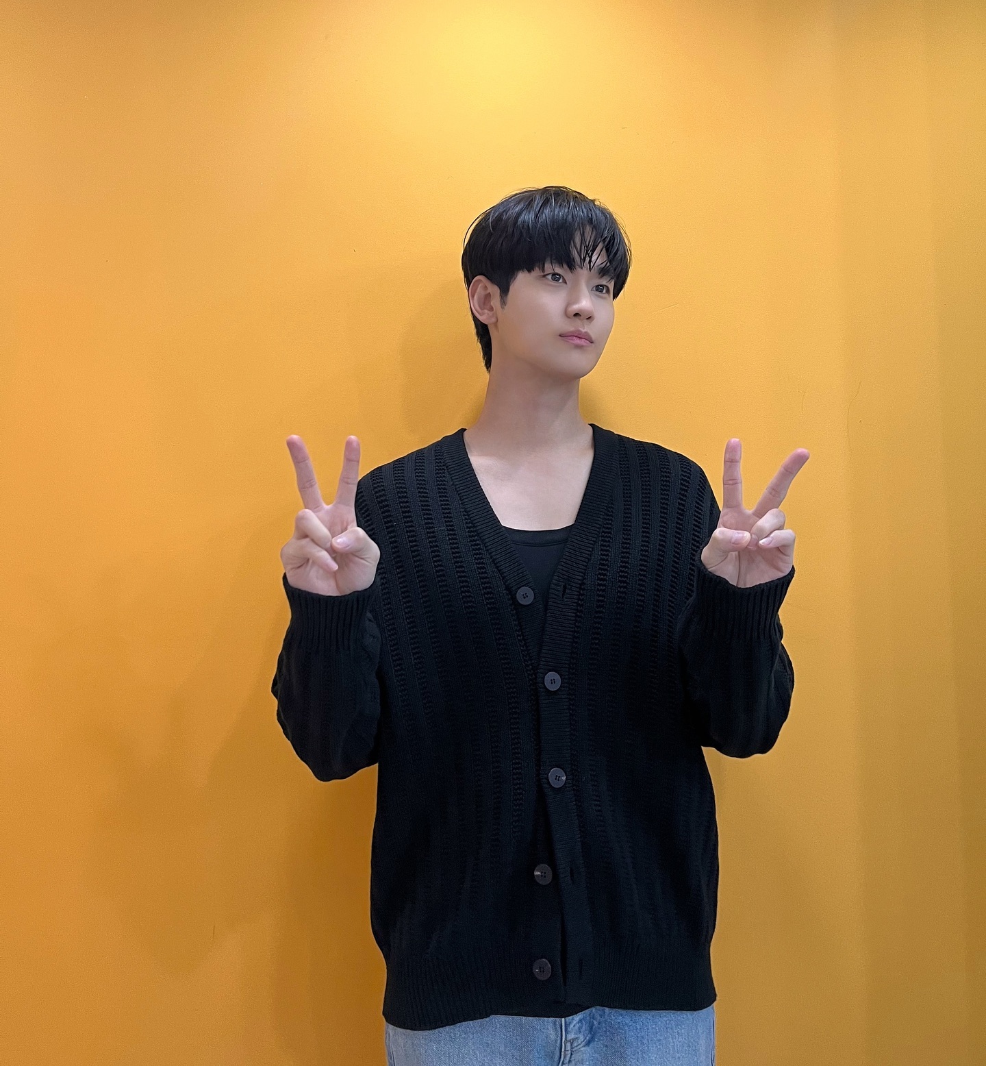 'GD와 친구들' 역대급 라인업

여러 단독 보도에 따르면, 지드래곤과 김태호 PD의 새로운 예능 프로그램인 'GD와 친구들(가제)'에 역대급 출연진들이 참여할 예정이라고 전해졌습니다. 이 프로그램은 지드래곤이 과거 '무한도전'에서 인연을 맺은 김태호 PD와 함께 준비 중인 예능인데요.

현재 공개된 출연진으로는 정형돈, 조세호, 빅뱅의 태양과 대성, 배우 김고은, 김수현, 임시완, 정해인, 황정민 등이 있으며, 각기 다른 연령대와 배경을 가진 스타들이 함께할 예정입니다.

특히, 빅뱅 멤버 태양과 대성의 출연 가능성도 있지만, 아직 공식적으로 확정된 사항은 아닙니다. 김태호 PD는 빅뱅의 'MAMA' 연습 현장을 촬영했으며, 그 촬영분이 프로그램에 포함될 수도, 그렇지 않을 수도 있다고 언급했습니다.

'GD와 친구들(가제)'은 현재 첫 촬영을 진행했으며, 그의 대표작인 '무한도전'과 '놀면 뭐하니?'에서 보여준 특유의 유머와 창의성을 바탕으로 큰 기대를 모으고 있습니다.❤️ 이미지5