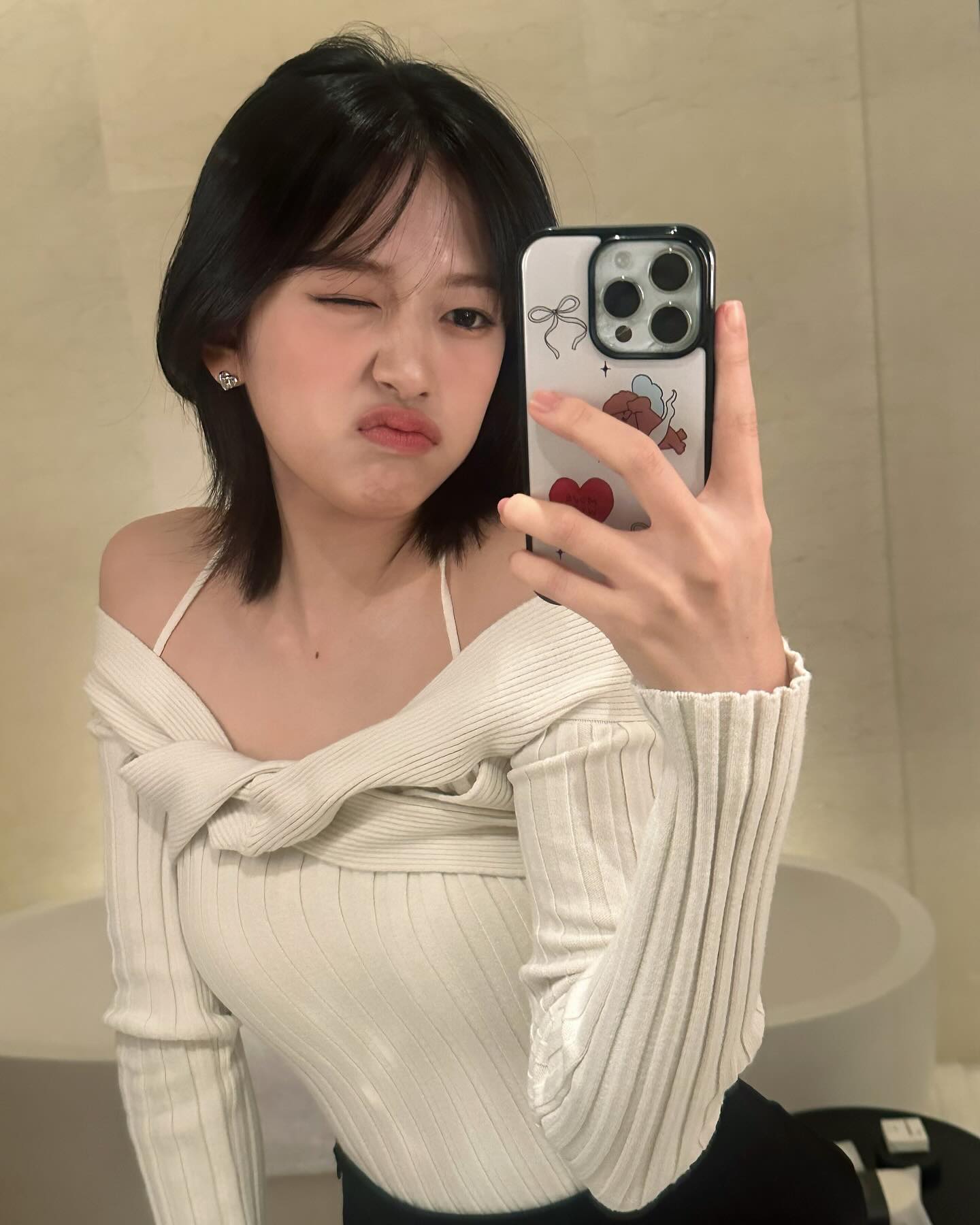 오프숄더는 연말룩 필수 아이템🤍 이미지5