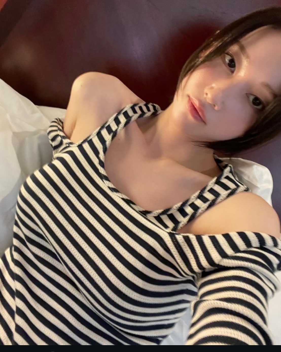 패피들이 픽한 브랜드✨

악세사리로 시작해 짧은 시간 안에 파리패션위크에서 컬렉션을 선보였던 국내 브랜드 ‘EENK’를 소개합니다.

잉크는 독특한 실루엣과 개성으로 글로벌 패션계에서 많은 사랑을 받고 있습니다. 국내를 넘어 유럽, 중국, 홍콩, 일본 등의 유명 편집숍에 입점하고, 다양한 수상을 하며 점점 입지를 다지고 있는 곳이죠.

각종 잡지와 유튜브, 드라마, 시상식 등 셀럽들의 룩을 책임지는 잉크! 과연 누가 누가 입었나 확인해 볼까요?

김나영: 퍼자켓
정은채: 니트
이시영: 퍼자켓
신예은: 그레이 니트
박신혜: 블라우스
신민아: 자켓
고민시: 셔츠
전종서: 탑
기은세: 셔츠 이미지