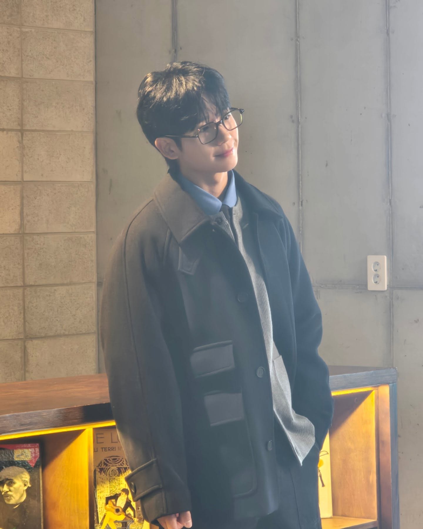 'GD와 친구들' 역대급 라인업

여러 단독 보도에 따르면, 지드래곤과 김태호 PD의 새로운 예능 프로그램인 'GD와 친구들(가제)'에 역대급 출연진들이 참여할 예정이라고 전해졌습니다. 이 프로그램은 지드래곤이 과거 '무한도전'에서 인연을 맺은 김태호 PD와 함께 준비 중인 예능인데요.

현재 공개된 출연진으로는 정형돈, 조세호, 빅뱅의 태양과 대성, 배우 김고은, 김수현, 임시완, 정해인, 황정민 등이 있으며, 각기 다른 연령대와 배경을 가진 스타들이 함께할 예정입니다.

특히, 빅뱅 멤버 태양과 대성의 출연 가능성도 있지만, 아직 공식적으로 확정된 사항은 아닙니다. 김태호 PD는 빅뱅의 'MAMA' 연습 현장을 촬영했으며, 그 촬영분이 프로그램에 포함될 수도, 그렇지 않을 수도 있다고 언급했습니다.

'GD와 친구들(가제)'은 현재 첫 촬영을 진행했으며, 그의 대표작인 '무한도전'과 '놀면 뭐하니?'에서 보여준 특유의 유머와 창의성을 바탕으로 큰 기대를 모으고 있습니다.❤️ 이미지8