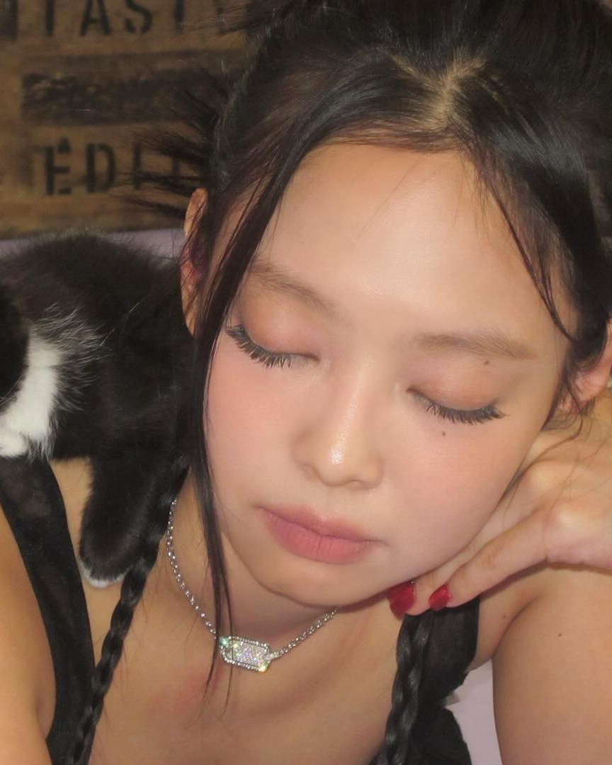 올겨울은 매트립이 트렌드💄

올겨울 립 메이크업은 매트립을 시도해보세요!
최근들어 화장품 브랜드에서 하나, 둘 뽀용-한 질감의 매트립을 선보이고 있기 때문이죠.

화려함보단 차분함을 선호하는 요즘 트렌드 영향일까요?
저도 올겨울엔 파우치에 잠자고 있던 매트립 제품을 다시 깨워줘야겠습니다😉 이미지2