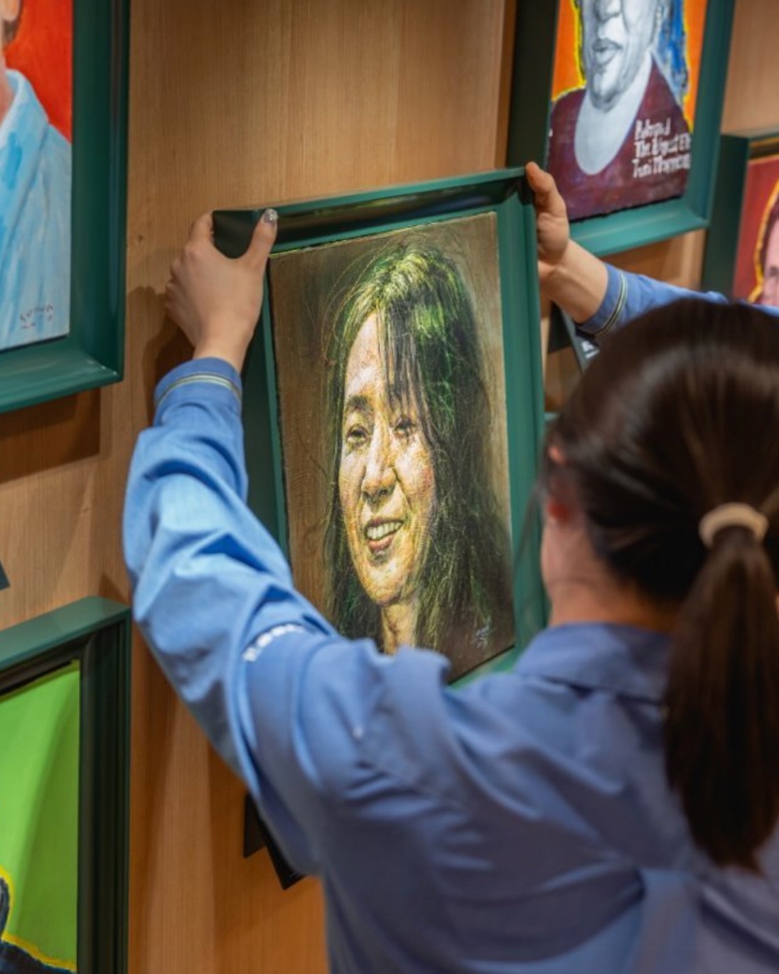 교보문고, 한강 작가 초상화 전시👏

교보문고가 광화문점에 위치한 '노벨상 수상자 초상화 전시공간'을 재단장하며 노벨문학상 수상자인 한강 작가의 초상화를 전시했습니다. 해당 공간은 교보문고 광화문점과 세종로 지하보도를 잇는 출입구 통로에 마련된 상설 전시공간으로, 아시아 여성작가로서 최초이자 한국의 첫 노벨문학상 수상으로 국내 문학의 위상을 높인 한강 작가를 기념하며 10년 만에 재단장했습니다.

교보생명이 출연한 대산문화재단은 한강 작가의 '채식주의자' 출판을 지원해 2016년 부커상을 받는 데도 기여한 바 있습니다. 이미지