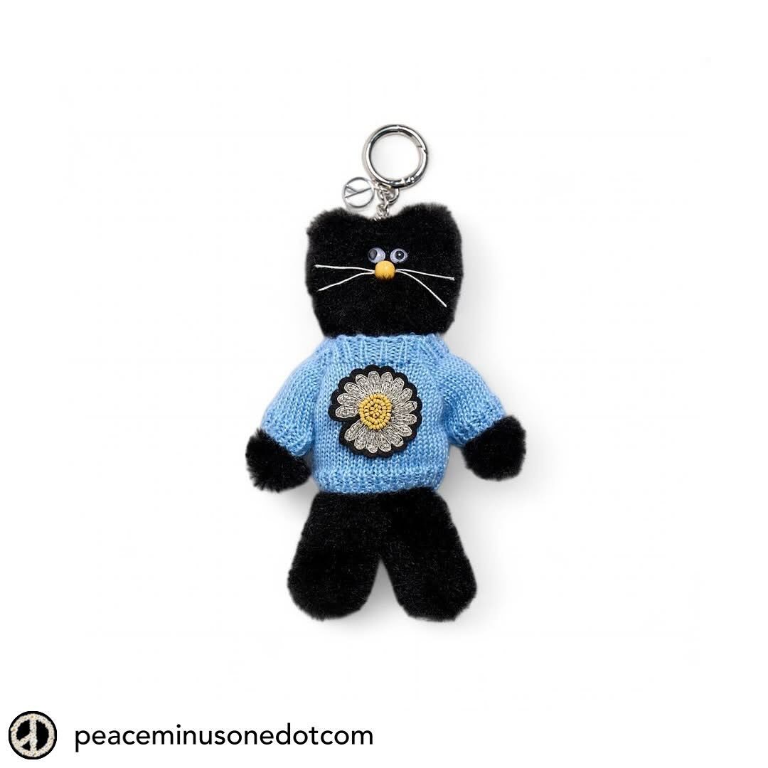 권지용 X 모남희 팝업스토어☑️

권지용이 론칭한 패션 브랜드 '피스마이너스원'과 '모남희'의 콜라보 제품을 만나볼 수 있는 팝업스토어가 열립니다. 이번 팝업스토어에서는 지난주 품절된 협업 키링 2종을 다시 구매하실 수 있으며, 일정 금액 이상 구매 시 '피스마이너스원 X 모남희 에디션 기프트백'을 증정하는 이벤트도 진행됩니다.✨

팝업스토어는 오는 20일부터 내년 1월 6일까지 라인프렌즈 스퀘어 명동에서 개최되며, 자세한 내용은 라인프렌즈 공식 홈페이지에서 확인하실 수 있습니다. 이미지