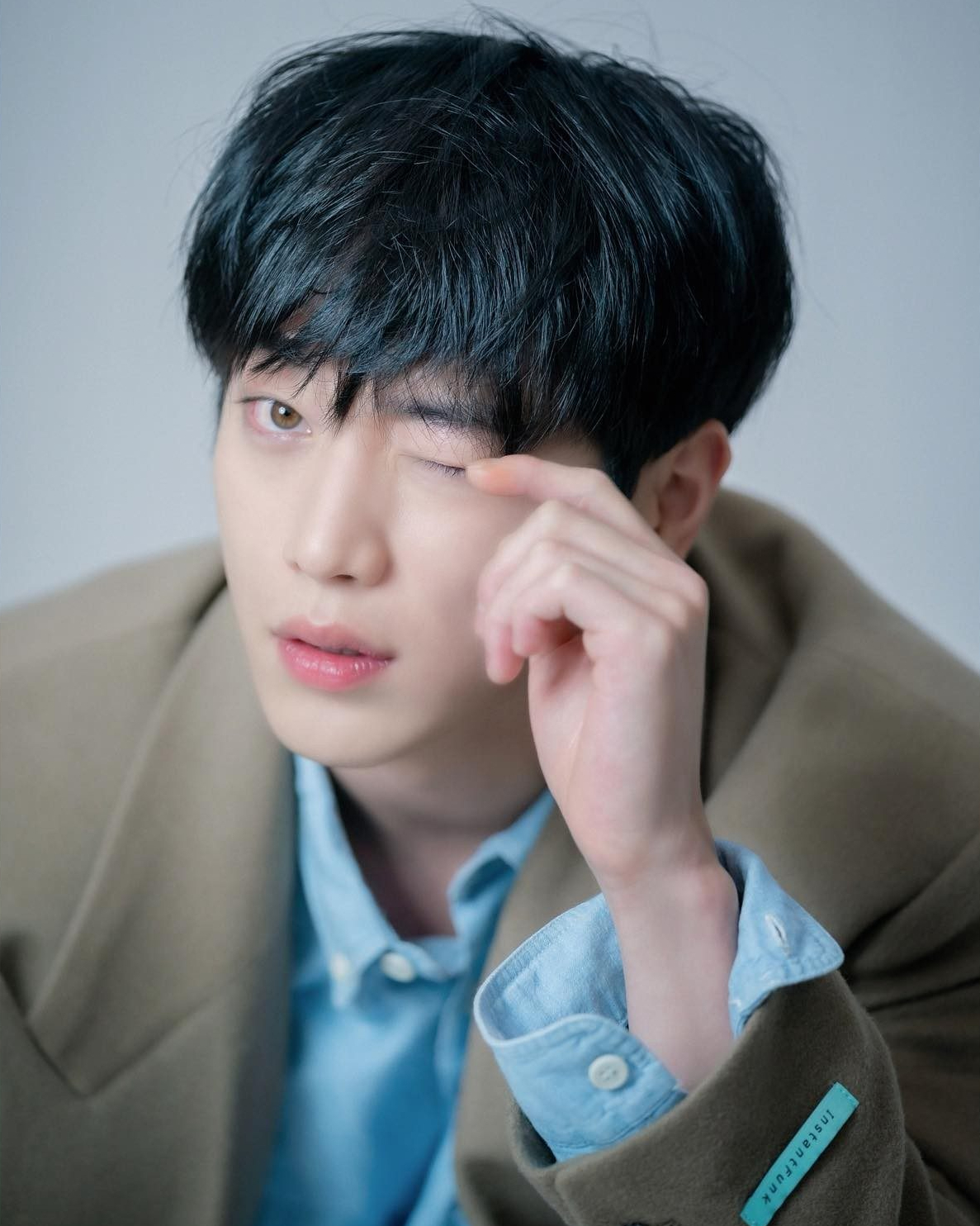 특별한 홍채색을 가진 셀럽 모음👀
밝은 갈색 같기도, 얼핏 올리브색 같기도 해서 매력적이야🤎 이미지4
