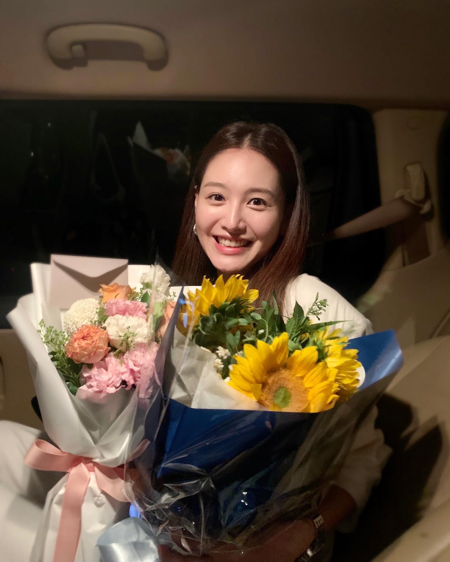 만능재주꾼 김재경 이미 결혼했다🎉

걸그룹 '레인보우' 출신 배우 김재경이 새신부가 됐습니다.
오늘(16일) YTN 취재 결과, 김재경은 올 상반기 비연예인 남자친구와 결혼했다고 합니다.
비연예인 남자친구를 배려해, 가족들을 모시고 서울 모처에서 소규모 예식을 올렸다고 전해졌습니다!

깜짝 결혼 발표로 소식을 전한 김재경, 앞으로도 행복한 소식 가득하길 응원합니다!🥰 이미지