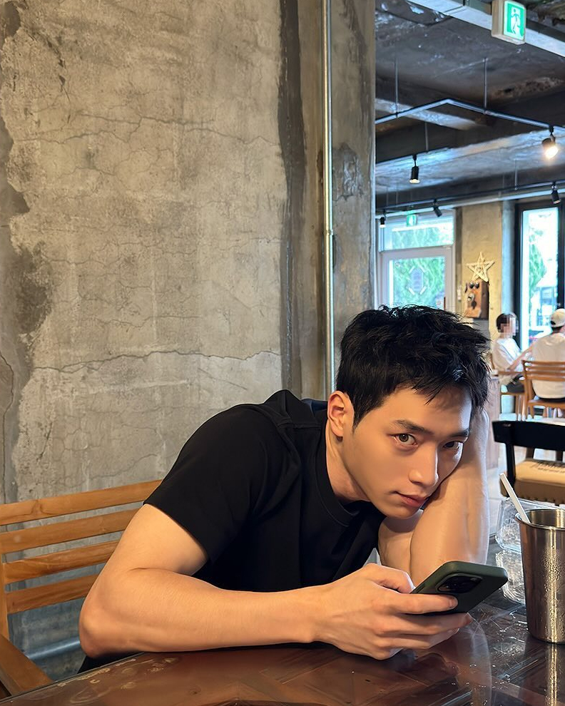 특별한 홍채색을 가진 셀럽 모음👀
밝은 갈색 같기도, 얼핏 올리브색 같기도 해서 매력적이야🤎 이미지6