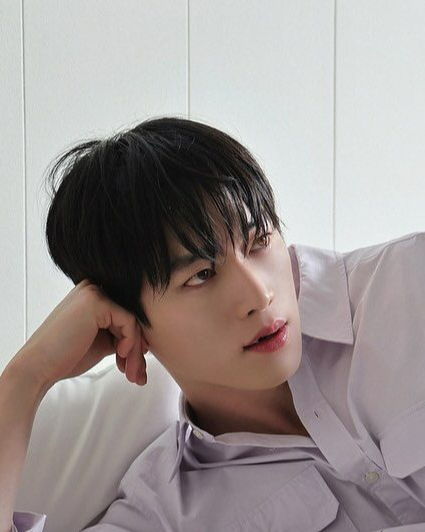 특별한 홍채색을 가진 셀럽 모음👀
밝은 갈색 같기도, 얼핏 올리브색 같기도 해서 매력적이야🤎 이미지7