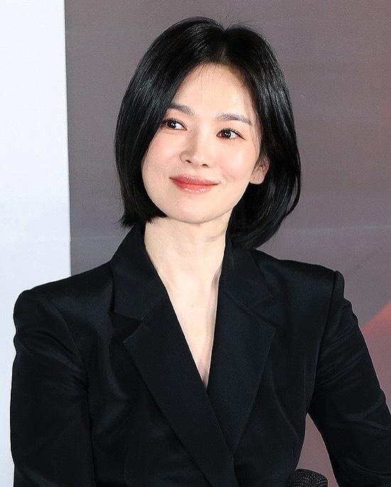 검은수녀들 제작보고회 송혜교 드뮤어 포인트3🖤

1. 차분한 무채색 셋업

2. 깔끔하게 정리 된 손톱과 네일 컬러

3. 인위적이지 않고, 결감이 살아있는 눈썹과 화장 이미지6