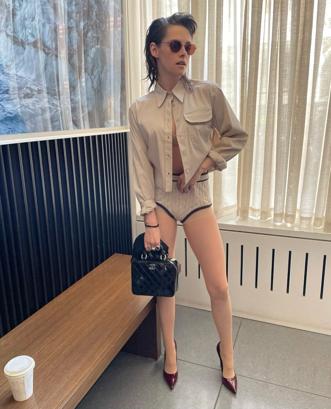 ‘걸크러쉬’란 단어도 부족해🖤

샤넬 그 자체이자 세상에서 제일 멋진, 언제나 우리들의 마음을 훔치는 크리스틴 스튜어트의 ‘여심 사냥’은 멈추질 않네요! 그녀는 올해 공식 석상에서 꾸준히 마이크로 쇼츠 패션을 선보여 왔습니다. 

니트 쇼츠는 부드러운 소재와 짧은 길이로 각선미를 자연스럽게 드러내주는 아이템입니다. 일명 ‘노 팬츠 룩’이라 불리기도 하죠. 박시한 아우터나 롱한 기장의 코트 모두와 잘 어울려 보이는 것과 달리 활용하기 어렵지 않죠. 

영화 <스펜서>로 호흡을 맞춘 감독 파블로 라라인과 함께 찍인 사진에서 그녀는 그레이 캐시미어 쇼츠와 가디건을 입었습니다. 하이힐에 검은색 스타킹, 하얀 양말을 매치해 개성을 더하는 것 또한 잊지 않았습니다.

영화 <러브 라이즈 블리딩> 홍보에 열중하고 있던 시기에도 팬츠리스 룩을 선보였습니다. 브루넬로 쿠치넬리의 셔츠에 니트 쇼츠를 착용해 과하지 않은 클래식함이 느껴지지 않나요?

여름에는 블랙을 픽한 크리스틴 스튜어트! 샤넬의 베이비 티셔츠와 레그 워머를 더해 디테일을 놓치지 않았습니다.

펑키하고 락시크를 선호했던 그녀의 달라진 모습, 지금 슬라이드를 넘겨 확인해 보세요. 이미지5