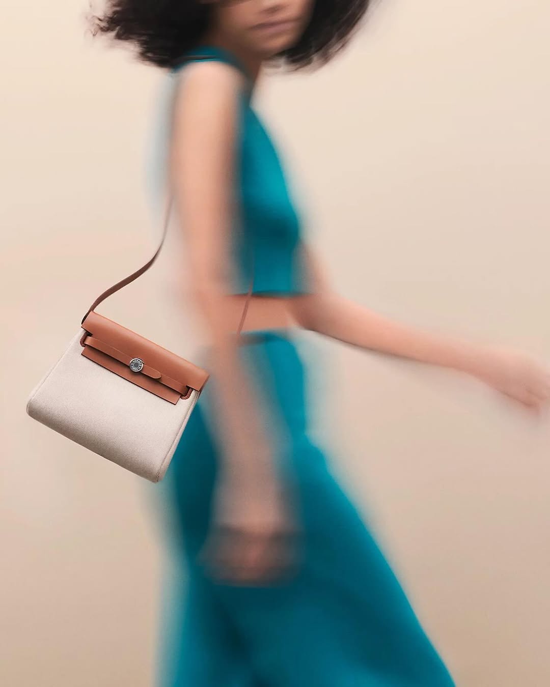 에르메스 에르백 미니 출시🧡

에르메스에서 가장 접근성 좋은 가방이죠. 에르백이 미니 사이즈로 출시됩니다. 20사이즈로, 유럽 에르메스 공식 홈페이지에 먼저 올라왔는데요. 기존 에르백과 달리 위에 핸들 손잡이가 없지만 크로스로 가능합니다.

에르백 미니의 가격은 2100유로로 한화 317만 원정도 입니다. 곧 다양한 컬러로도 출시 될 것 같은데요. 귀여우면서도 휴대성 좋은 가방을 원하셨다면 에르백 미니 출시를 기다려봅시다🙏 이미지