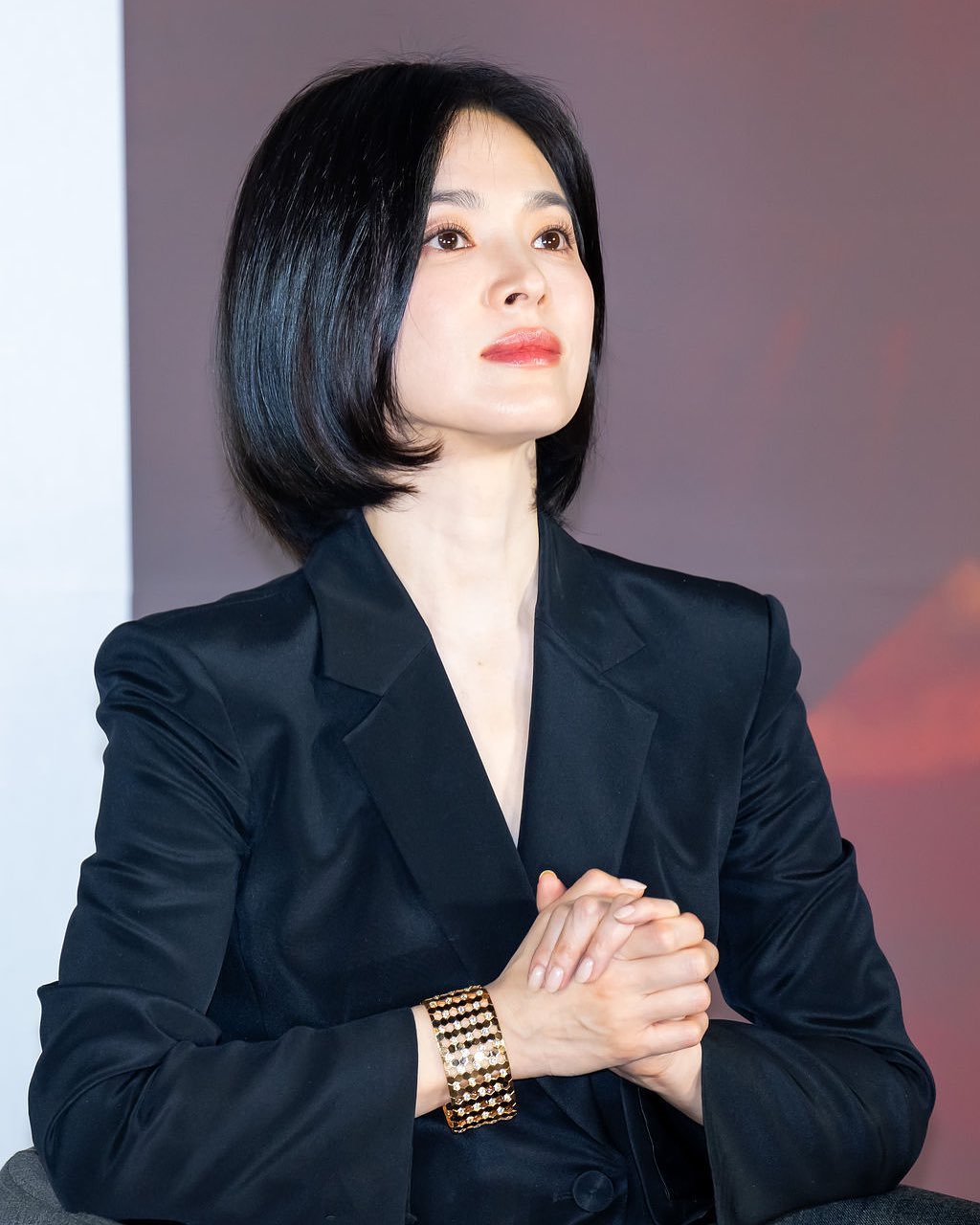 검은수녀들 제작보고회 송혜교 드뮤어 포인트3🖤

1. 차분한 무채색 셋업

2. 깔끔하게 정리 된 손톱과 네일 컬러

3. 인위적이지 않고, 결감이 살아있는 눈썹과 화장 이미지3