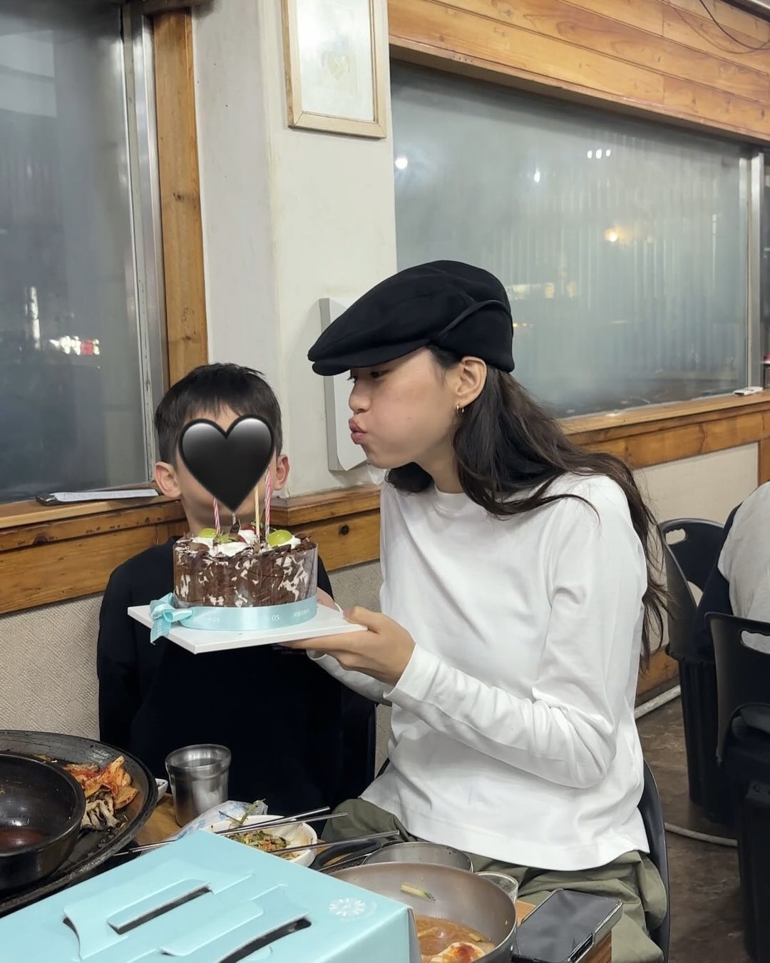 블로그 시작한 김도연🖤

프렌치 시크 장인 김도연이 생일을 맞아 블로그를 시작했습니다. 미니멀하면서도 시크한 패션을 찰떡같이 소화하는 김도연은 ‘인간 생로랑’이라고도 불리죠.

김도연의 블로그에서는 시크한 그녀의 아웃핏뿐만 아니라, 그녀의 취향이 가득 묻어나는 것들을 볼 수 있습니다. 그녀의 일상과 취향을 엿보고 싶다면 김도연의 블로그를 방문해보세요!🏃‍♀️💨 이미지5