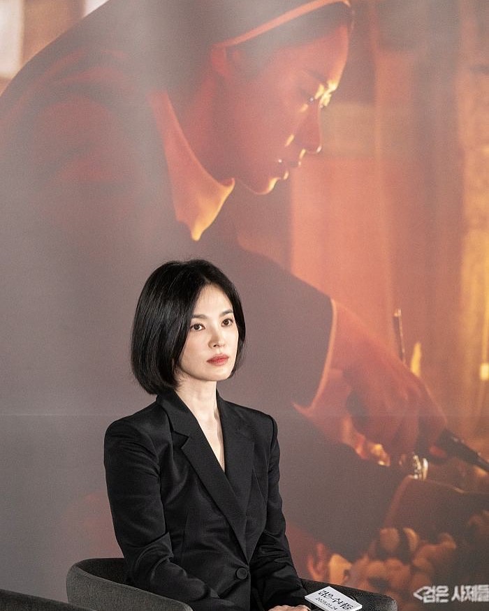 검은수녀들 제작보고회 송혜교 드뮤어 포인트3🖤

1. 차분한 무채색 셋업

2. 깔끔하게 정리 된 손톱과 네일 컬러

3. 인위적이지 않고, 결감이 살아있는 눈썹과 화장 이미지7