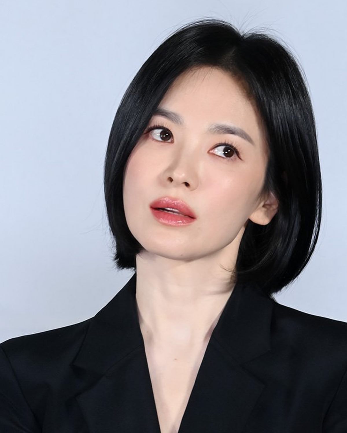 검은수녀들 제작보고회 송혜교 드뮤어 포인트3🖤

1. 차분한 무채색 셋업

2. 깔끔하게 정리 된 손톱과 네일 컬러

3. 인위적이지 않고, 결감이 살아있는 눈썹과 화장 이미지5