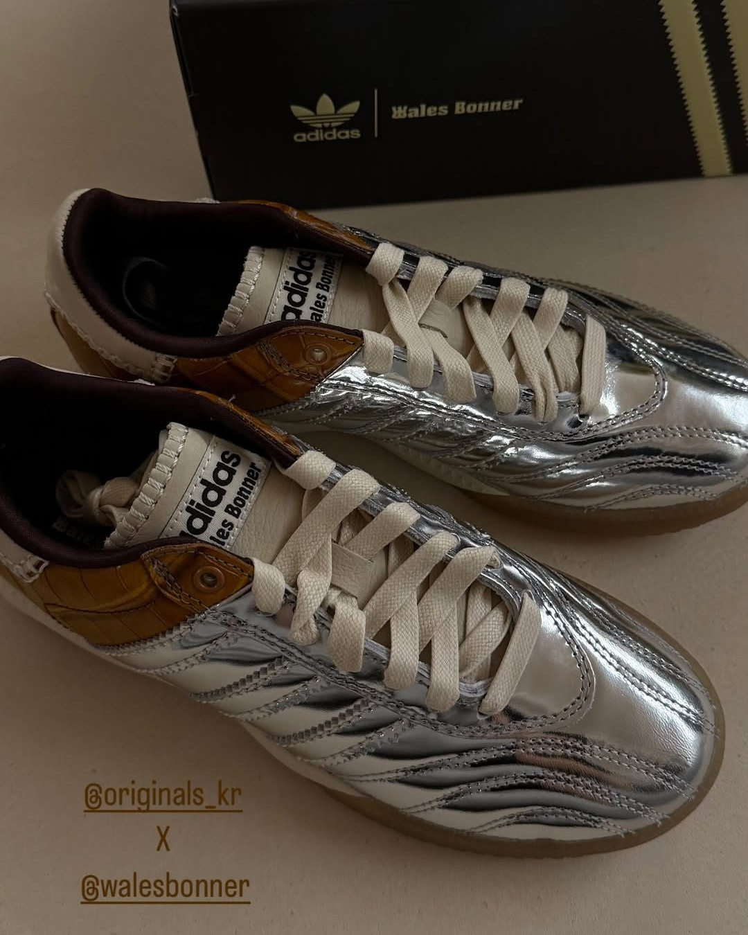 차정원, 김나영 픽 아디다스👟
세련된 패션 감각으로 유명한 차정원과 김나영의 아디다스 운동화는?🩶

1. 아디다스 x 웨일스 보너 삼바 MN 브라운 실버 메탈릭
2. 아디다스 x 웨일스 보너 삼바 OG 컬리지에이트 네이비 화이트
3. 아디다스 x 송포더뮤트 콜라보 이미지