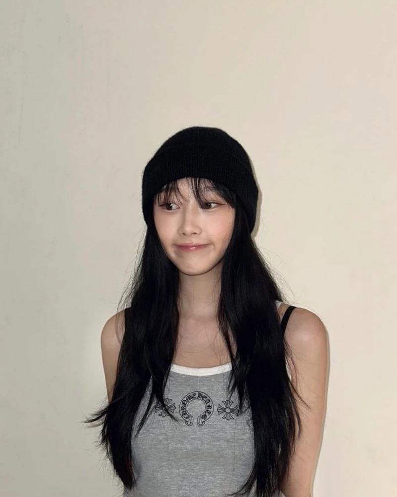 크롬하츠와 함께 뽐내는 지젤력 ✟
1980년대 후반부터 시작된 크롬하츠는 고딕과 록 감성을 결합한 독특한 디자인으로 전 세계에 매니아층을 넓게 거느리고 있는 브랜드입니다. 우리나라 아이돌들도 크롬하츠를 즐겨 착용하는데요. 특히 에스파 지젤은 크롬하츠 매니아로 잘 알려져 있습니다.
지젤은 후드, 바지 같은 의류부터 반지, 목걸이 등 액세서리까지 다양한 크롬하츠 룩을 선보이고 있는데요. 러블리한 룩에도 크롬하츠를 한 스푼 더해 다채로운 무드를 보여주는 지젤. 지젤의 크롬하츠 룩을 함께 구경해보시죠!🔍 이미지2