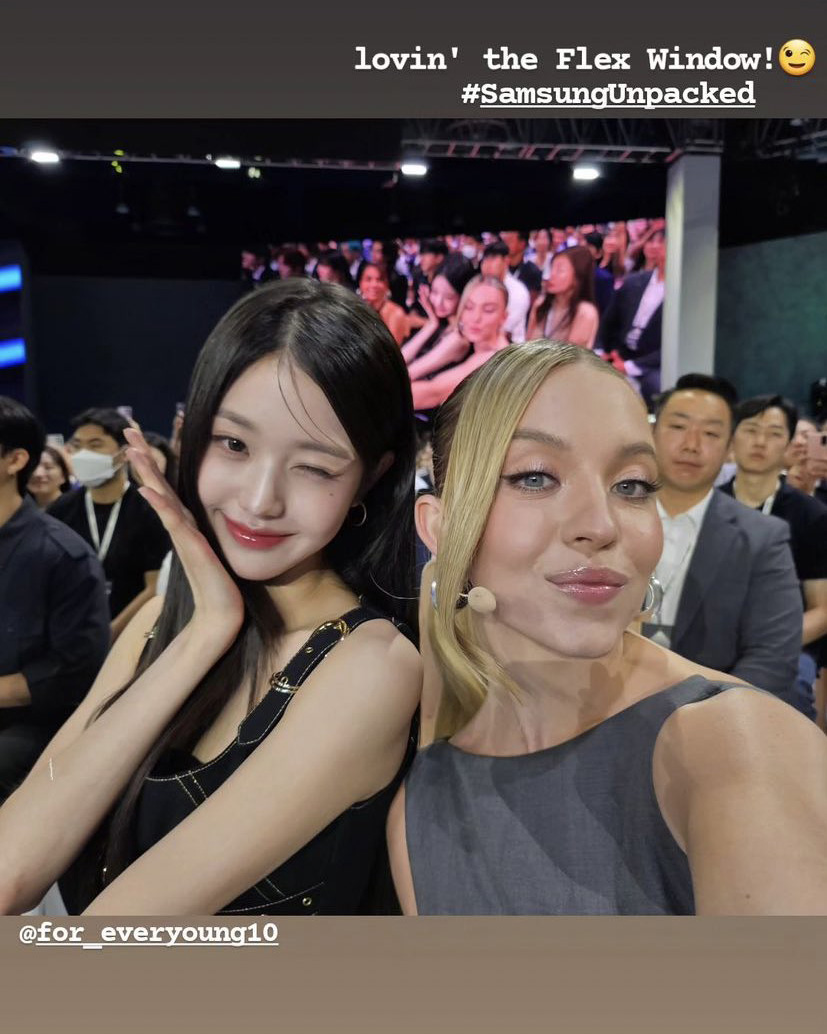편안함을 추구하는 그녀의 일상😘

HBO 시리즈 <유포리아>로 스타덤에 오른 배우 시드니 스위니가 화제입니다.

비키니를 입은 시드니의 파파라치 사진이 공개되자 많은 악플러들이 그녀의 몸에 욕설과 비하 발언을 남겼는데요. 시드니는 굴하지 않고 댓글들을 영상으로 캡처해 자신의 SNS 계정에 박제해 버린 것입니다. 

시드니 스위니는 이번 사건 전, 90년대 멀릿 헤어스타일과 근육질 모습을 공개했습니다. 전설적인 권투 선수 크리스티 마틴의 전기 영화에서 주인공 역을 맡았기 때문인데요. 평소 글래머러스한 몸매와 심플한 패션을 추구하는 그녀의 모습과 완전히 대조적으로, 많은 반응을 이끌기도 했습니다.

최근 영화 촬영이 마무리된 듯 다시 본래의 금발로 돌아온 그녀를 파파라치 사진에서 확인할 수 있었습니다. 청바지와 레더, 블랙을 주로 활용하는 시드니는 패턴이 들어간 니트 또는 비니와 선글라스를 함께 매치해 포인트를 놓치지 않습니다. 시크함과 편안함을 오가는 그녀의 모습은 슬라이드에서 만나보세요. 이미지8