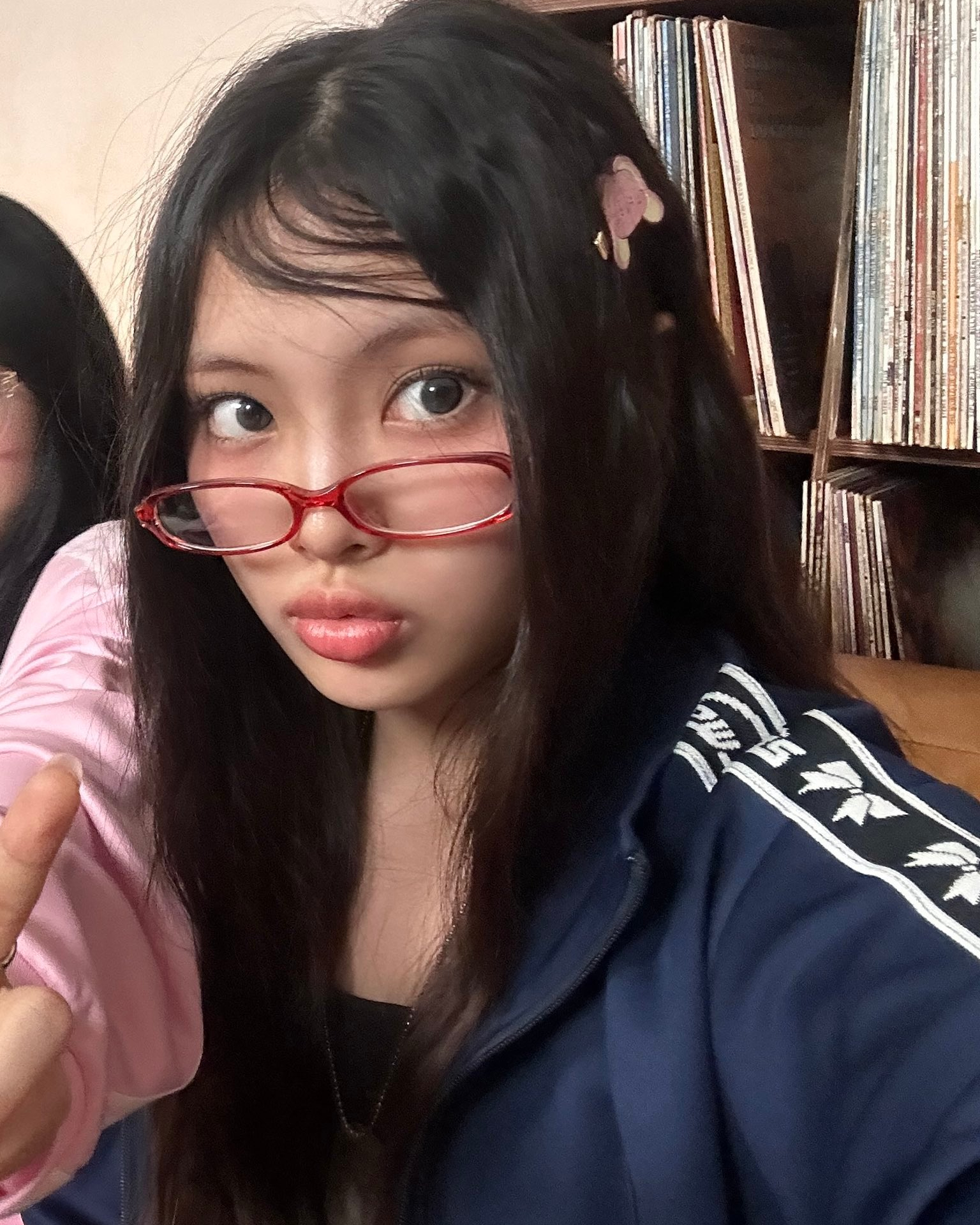 찐힙쟁이들의 아이웨어 컬렉션👓
추억의 빨간 안경부터 Y2K 무테 안경 스타일까지 다양하게 골라 보기✅ 이미지10
