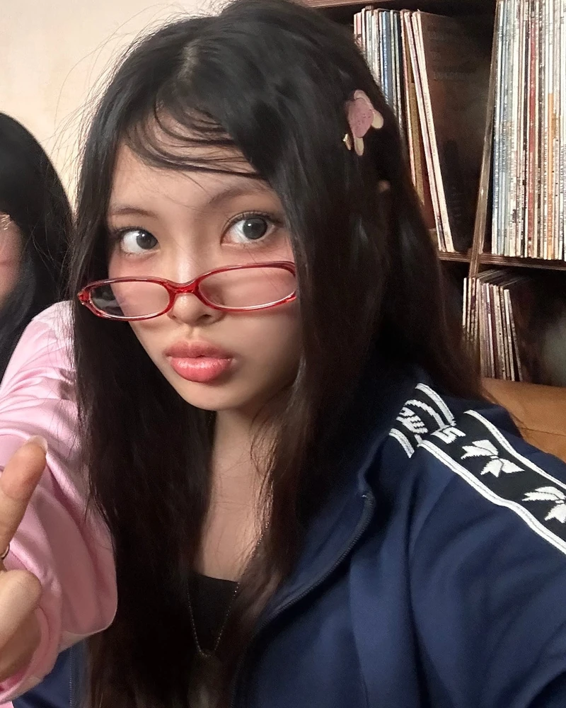 찐힙쟁이들의 아이웨어 컬렉션👓
추억의 빨간 안경부터 Y2K 무테 안경 스타일까지 다양하게 골라 보기✅ 이미지10