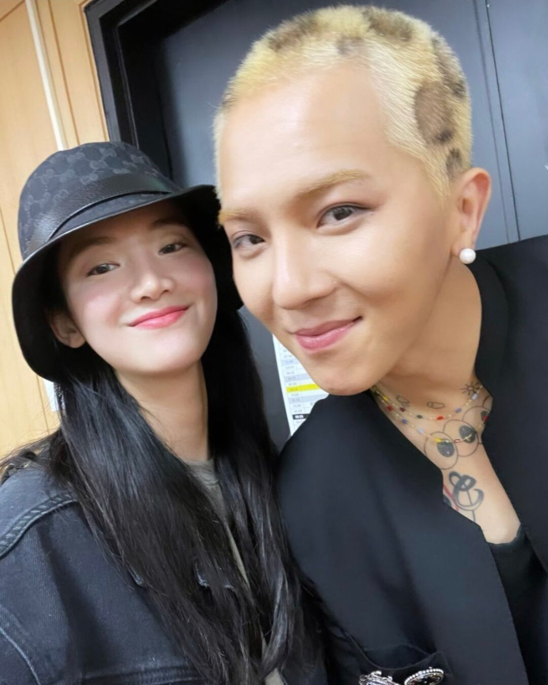 송민호, 박주현과 2년째 열애중

SBS연예뉴스에 따르면, 송민호와 박주현이 열애 중이라는 소식이 전해졌습니다. 두 사람은 2022년 넷플릭스 영화 '서울대작전'에 함께 출연하며 인연을 맺었고, 그 후로 관계가 발전하여 현재까지 만나고 있다고 하는데요.

또한, 송민호와 박주현은 서울 강남의 운동시설에서 함께 운동하거나 강원도 양양에서 함께 목격되기도 했다고 전해졌습니다.

이에 대해 양측 소속사는 "아티스트의 개인적인 사생활이므로 확인이 어렵다"는 입장을 밝혔습니다. 이미지