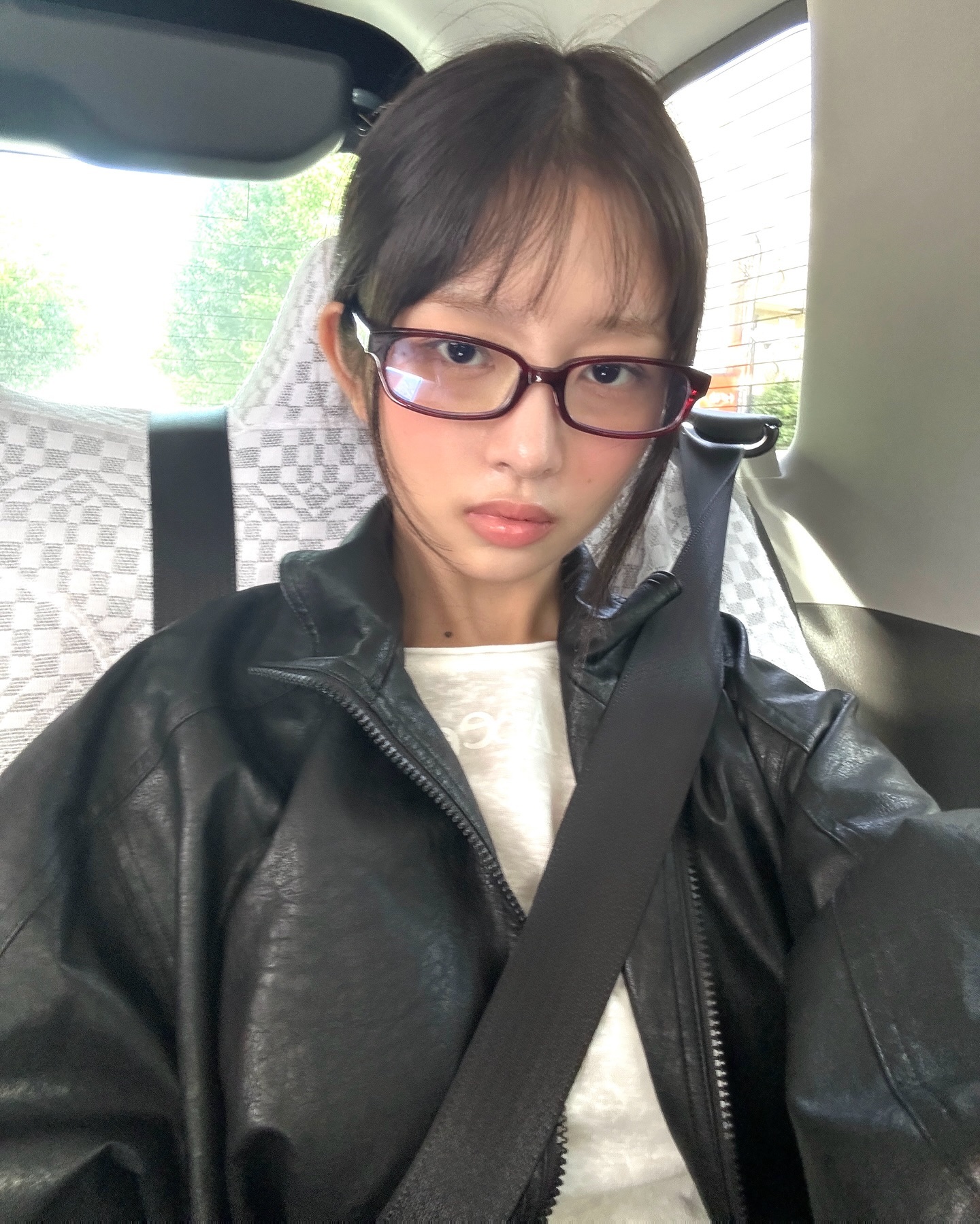 찐힙쟁이들의 아이웨어 컬렉션👓
추억의 빨간 안경부터 Y2K 무테 안경 스타일까지 다양하게 골라 보기✅ 이미지9