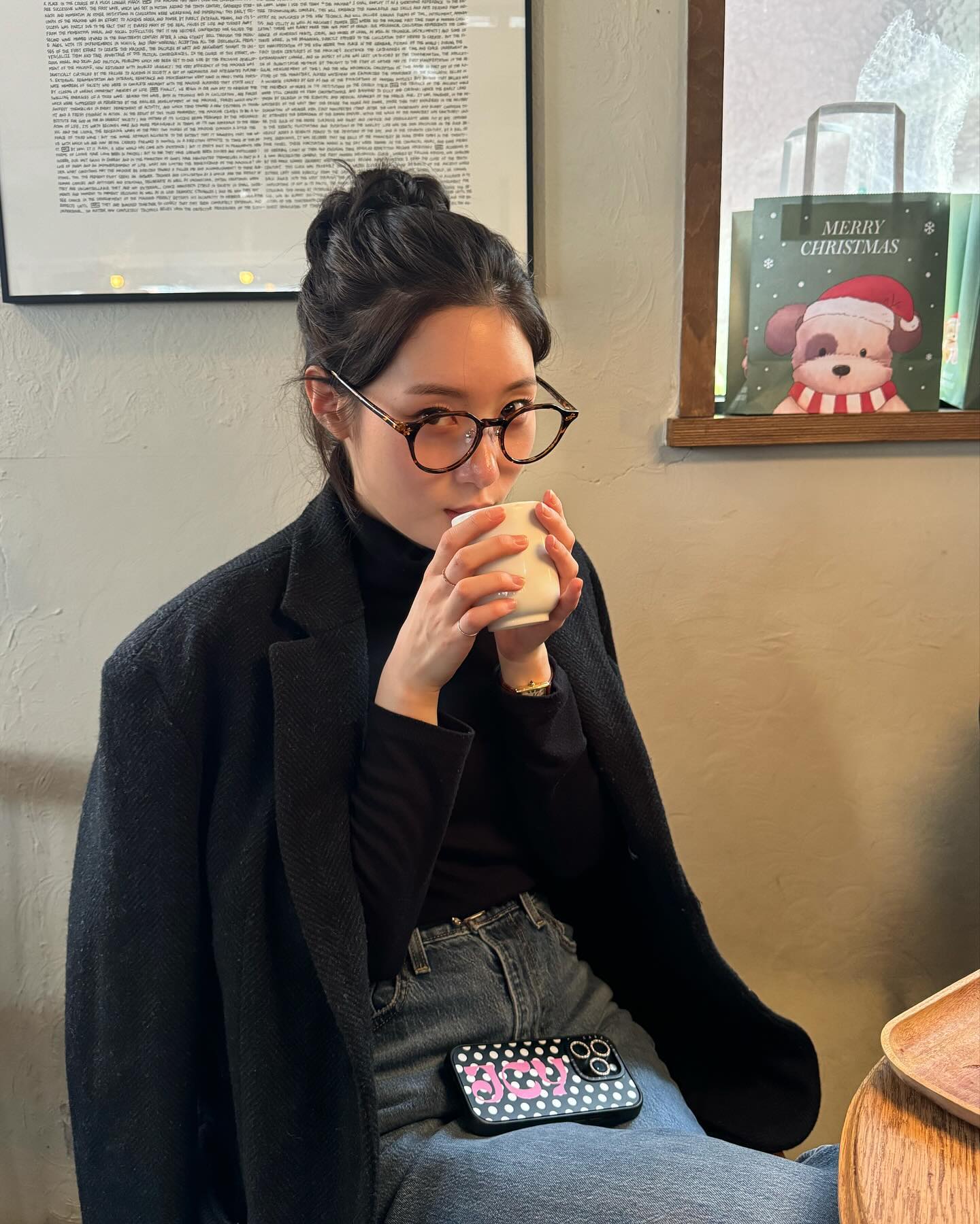 캐주얼하게 하이번으로 묶기🤎
그런데 이제 자기 전 세수할 때 제일 잘 묶이는..🫠 이미지