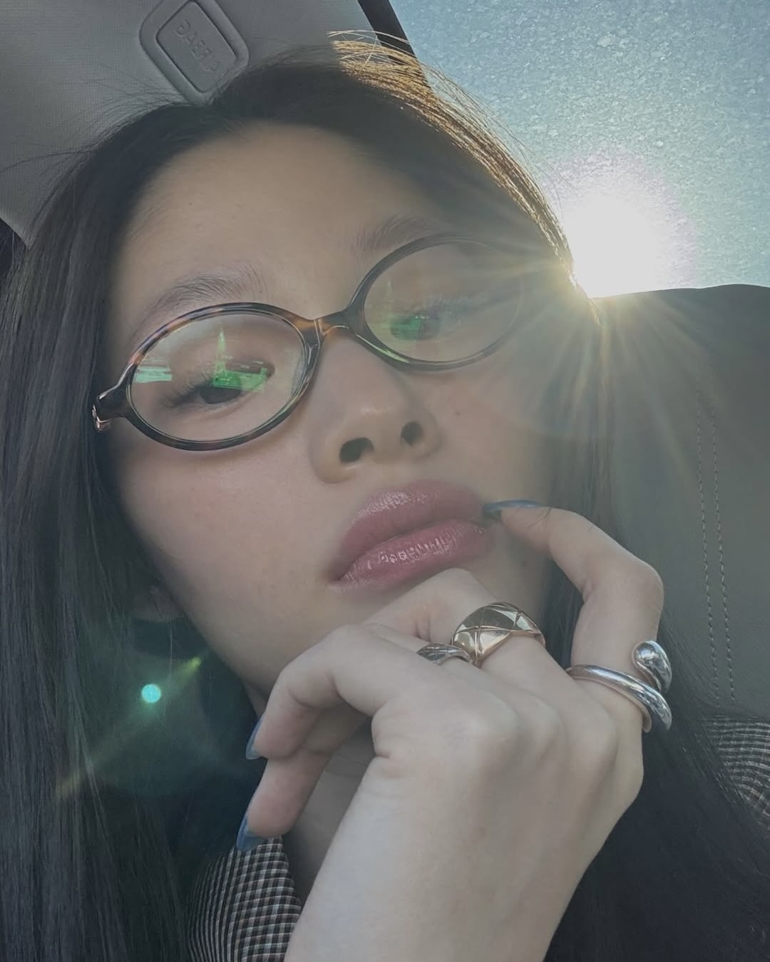 찐힙쟁이들의 아이웨어 컬렉션👓
추억의 빨간 안경부터 Y2K 무테 안경 스타일까지 다양하게 골라 보기✅ 이미지6