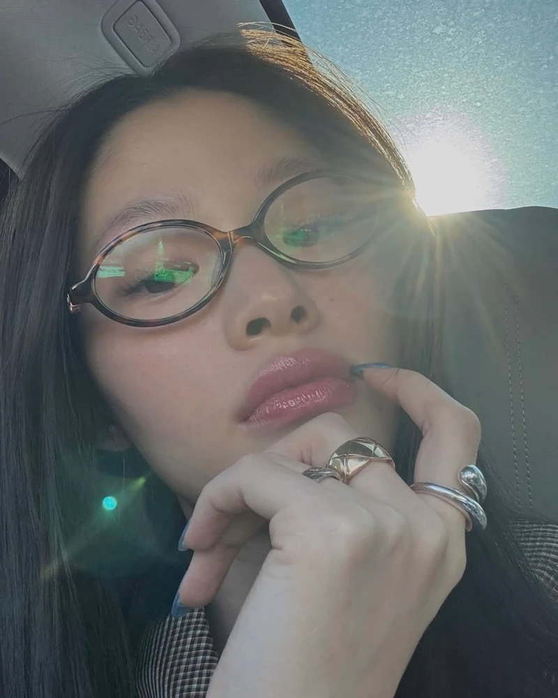 찐힙쟁이들의 아이웨어 컬렉션👓
추억의 빨간 안경부터 Y2K 무테 안경 스타일까지 다양하게 골라 보기✅ 이미지6