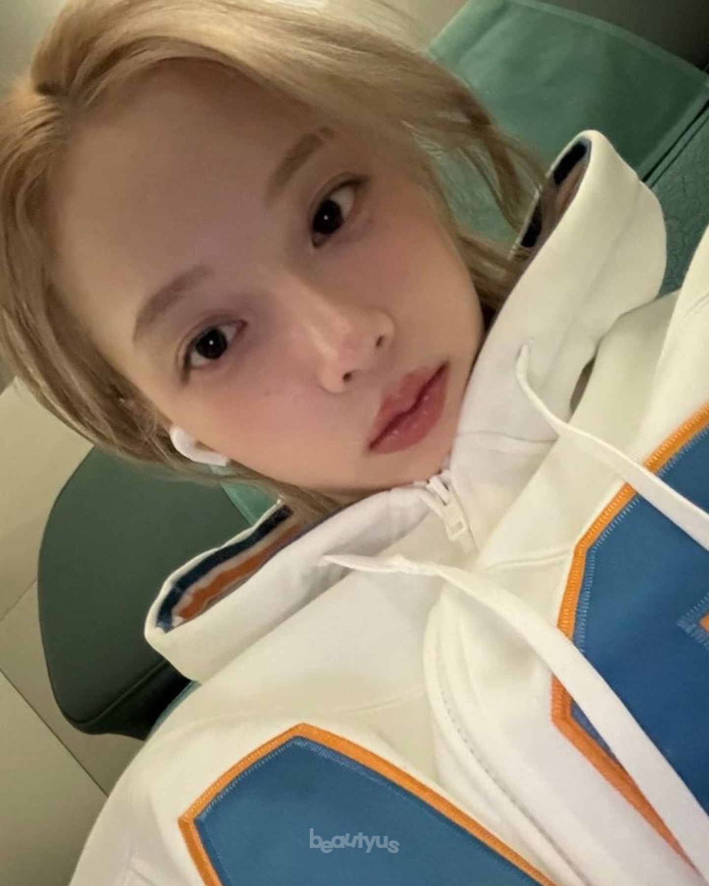 빛이 난다 정말…💡✨
연예인이라면 부정할 수없이 모두 아름다운 외모를 가지고 있지만 유독, 화장한 얼굴보다 민낯이 더 아름다운 분들이 있습니다.
오히려 자연스러운 매력을 더해주는 그들의 쌩얼 덕분에, 한때에는 ‘쌩얼 메이크업’이 유행하기도 했었죠. 맑고 깨끗한 피부와 뚜렷한 이목구비 그 자체가 메이크업이지 않을까 생각이 드는데요. 슬라이드를 넘겨 그녀들의 뽀송한 얼굴을 만나보세요. 이미지