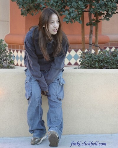 25살 이효리 in LA🔍

유명한 사진이죠. 25살의 이효리가 LA에서 찍힌 사진입니다. 자타공인 패셔니스타인 효리 언니의 사진에서 2024년의 패션을 발견해볼까요?

우선 제일 먼저 눈에 들어오는 링 귀걸이! 에스파 닝닝이 링 귀걸이와 모자 스타일링으로 ‘닝효리’라는 애칭이 생기기도 했죠. 주유소에서 주유하는 사진은 켄달 제너가 주유소에서 찍은 사진을 떠오르게 합니다. 이번 겨울에 더 자주 보이는 미니스커트와 부츠의 조합. 역시 효리 언니는 그때도 이 조합을 즐겨 입었네요! 바지 양쪽에 주머니가 달린 카고 팬츠도 한바탕 휩쓸고 갔었죠.

효리 언니가 보여준 패션 중, 또다시 돌아올 스타일은 어떤 것들이 있을까요? 이미지7