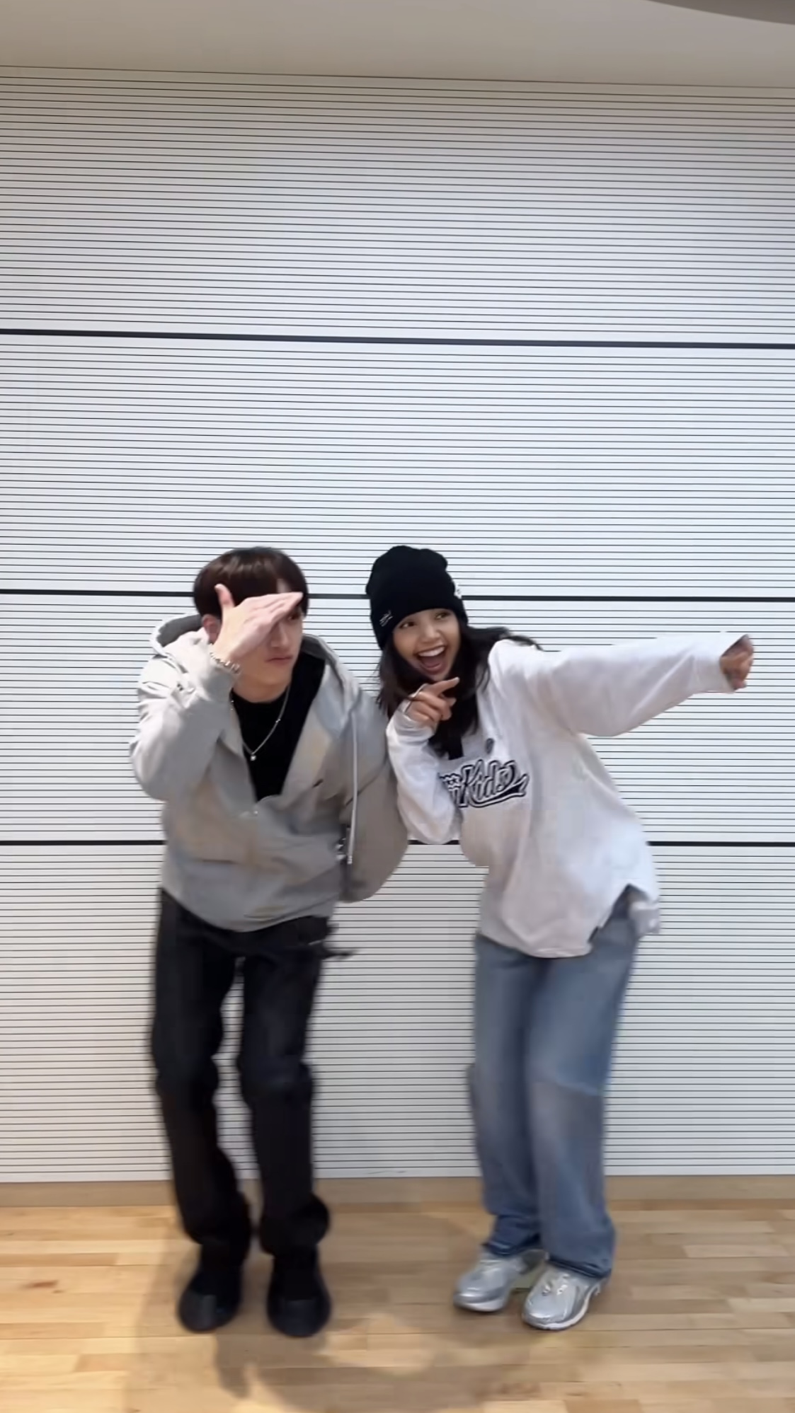 리사&방찬의 WalkinOnWater 챌린지🚶
둘 다 춤선 미쳤구 마지막 @리사 복근까지 대박이야👍👍 이미지