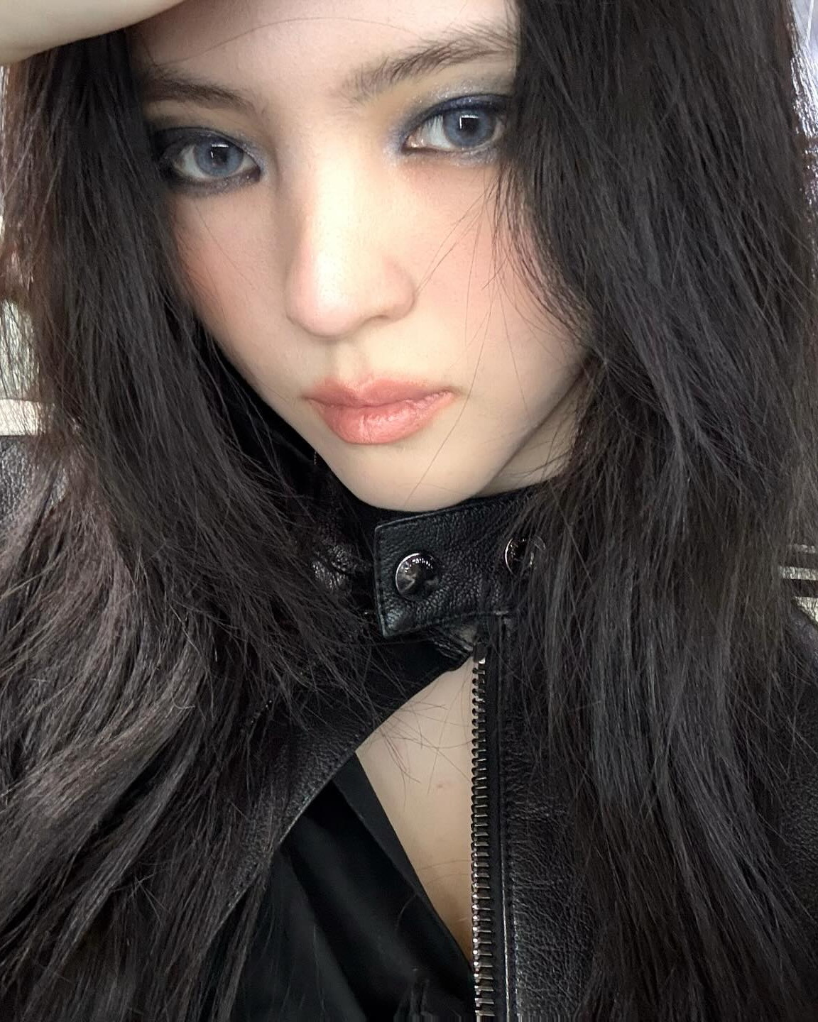 스모키가 어쩜 이리 찰떡이야🖤
매력이 배가 되는 한소희의 스모키 메이크업🐈⬛✨ 이미지