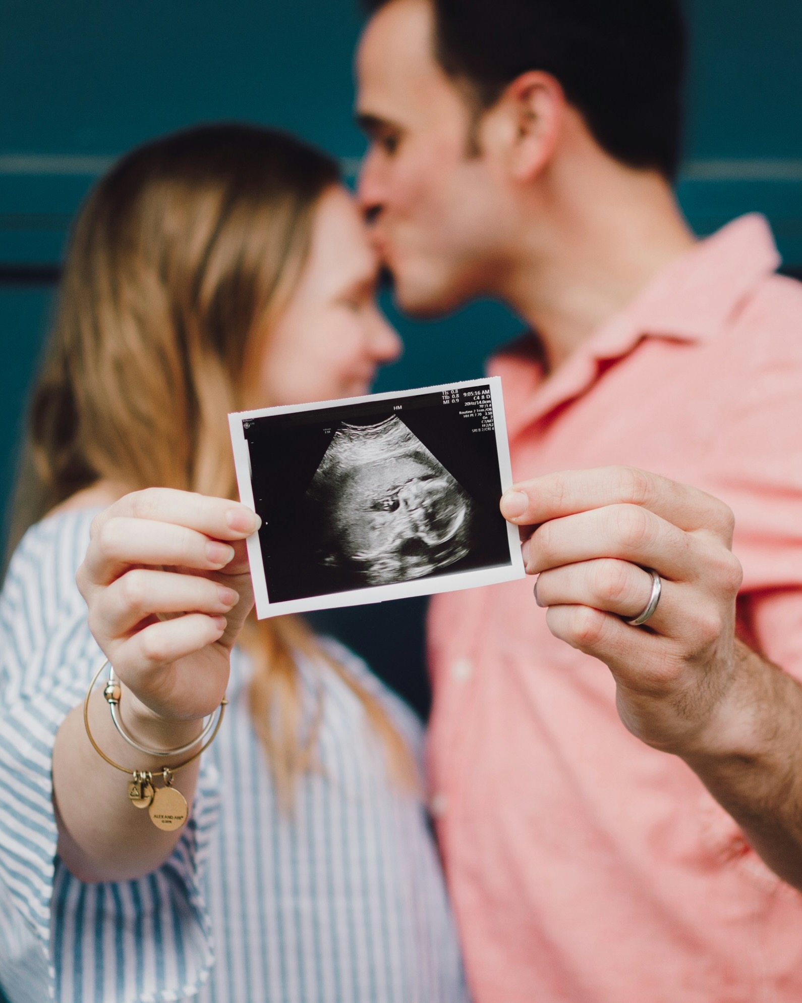이제 태아 성별 바로 알려준다👶🏻

'태아 성 감별 금지법'이 폐기됩니다. 32주 이전에 태아 성 감별을 허용하지 않던 의료법 제20조 2항을 폐지한 의료법 개정안이 이날부터 시행됐는데요. '태아 성 감별 금지법'은 남아 선호에 따른 성별에 따른 선택적 낙태로 성비 불균형이 초래되는 것을 막기 위해 1987년 제정됐습니다. 대한산부인과의사회는 보도자료를 내고 "32주 이후 태아 성 감별 허용은 사실상 태아 성 감별을 허용하지 않는 것과 다름없으며, 부모의 기본권을 침해하는 규정으로 현실성이 없는 규정이었다"며 "오늘 관련 의료법 개정 공포와 즉시 시행에 환영의 뜻을 밝힌다"는 입장을 밝혔습니다. 이미지