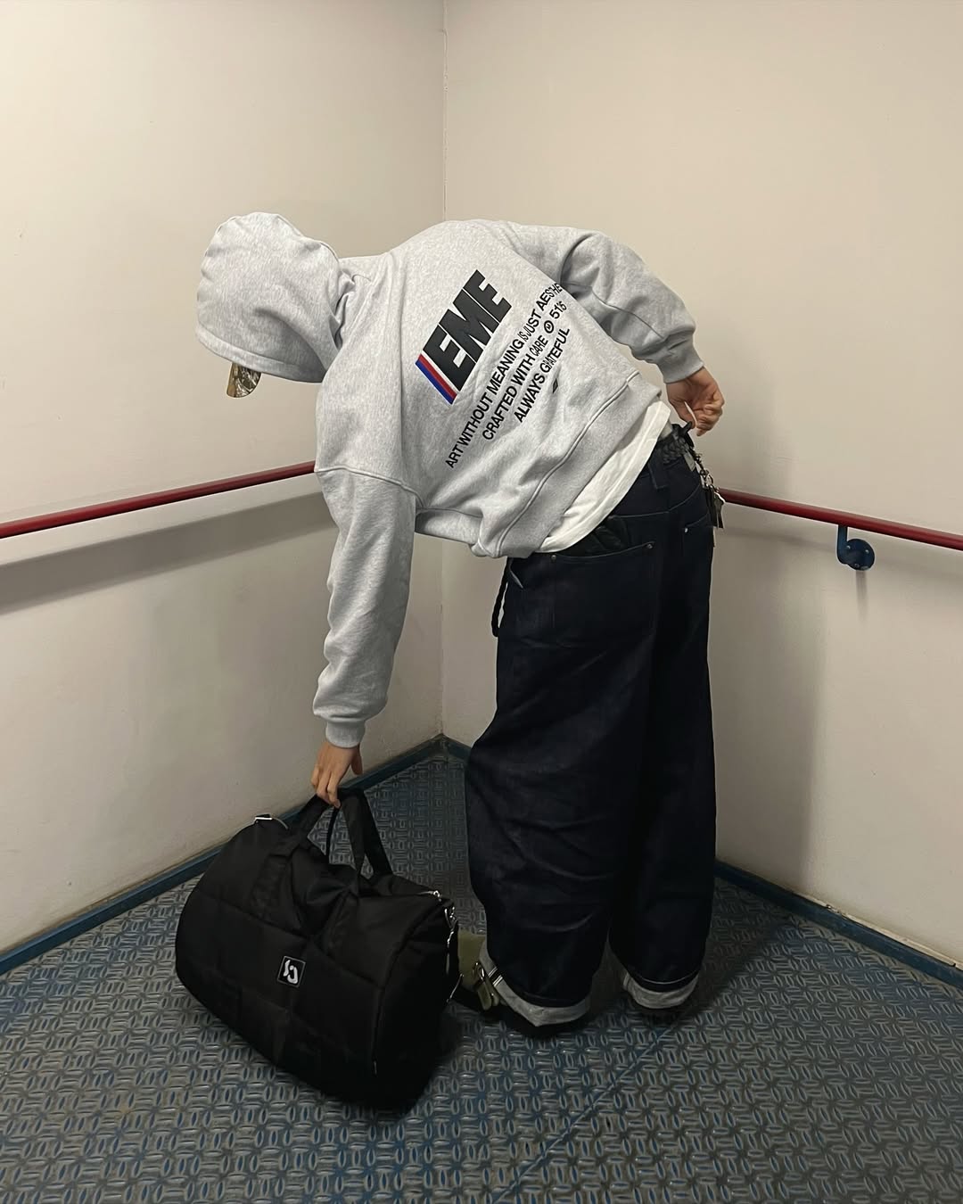 회색 후드는 흰 티 레이어드가 답☑️ 이미지