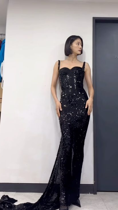 이현이 드레스룩 모델 포스 대박..🖤
제일 예쁜 드레스는 몇 번 째? 이미지