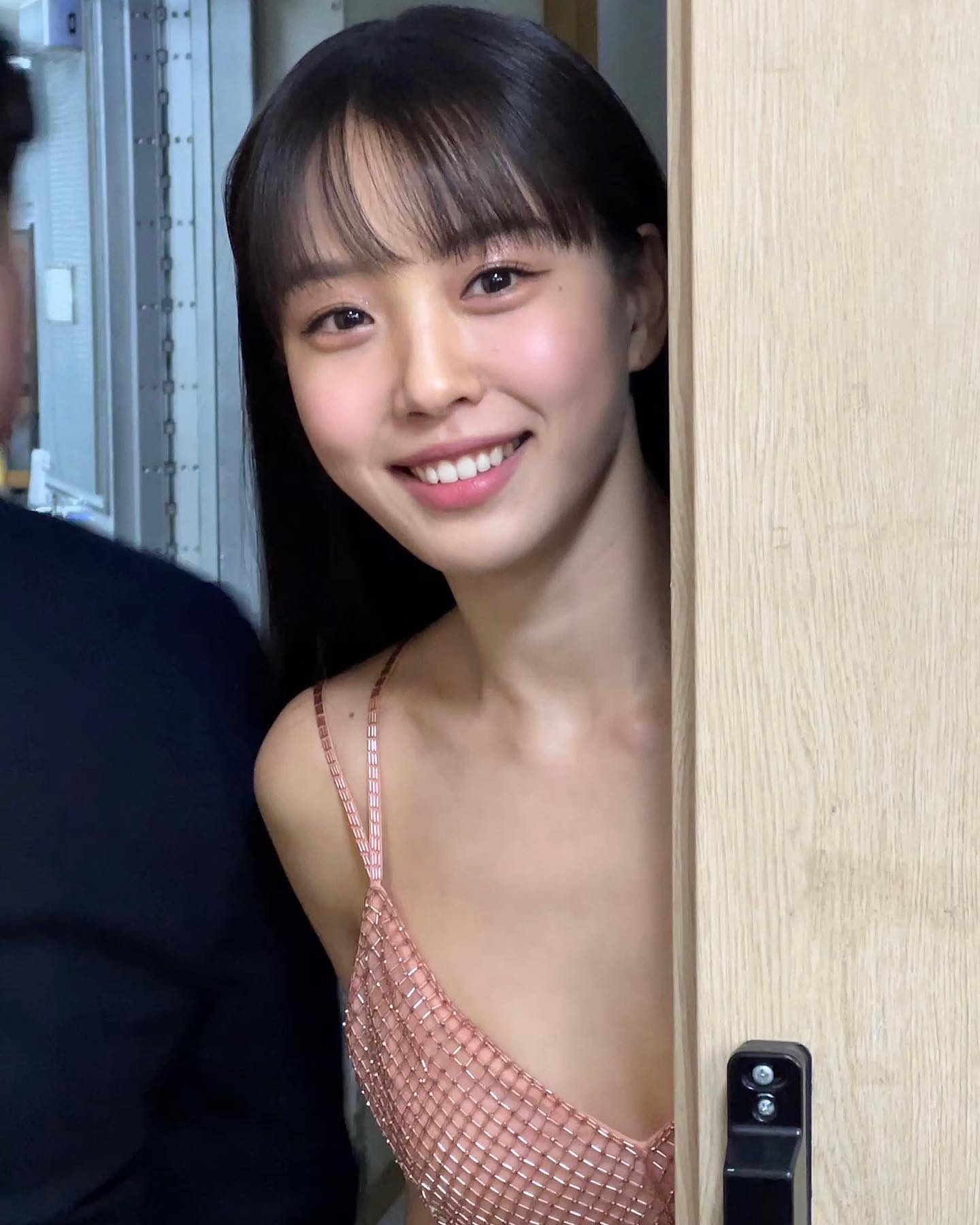 멈칫하게 되는 인생 향수 추천🫧
플로럴 향부터 우디 향까지, 취향별로 살펴보는 셀럽들의 향수 추천템💕

1. 고민시
디올 '디올리비에라 오드 퍼퓸' - 프루티 플로럴로 무화과와 로즈로 화사하면서 중독적인 관능미를 가진 향
르라보 '떼 누아 29' - 블랙 티(차), 베르가못, 무화과와 우드 노트가 어우러져 있어, 고급스럽고 세련된 향

2. 강민경
딥티크 '플레르 드 뽀' - 머스크와 아이리스, 로즈를 중심으로 한 우아하고 섬세한 플로럴 향

3. 연우
바이레도 '블랑쉬' - 코튼계열의 향수로 깨끗하고 중성적인 향

4. 정연
크리드 '버진 아일랜드 워터 오드 퍼퓸' - 탑 노트는 상큼한 레몬 향, 잔향은 코코넛 향 이미지