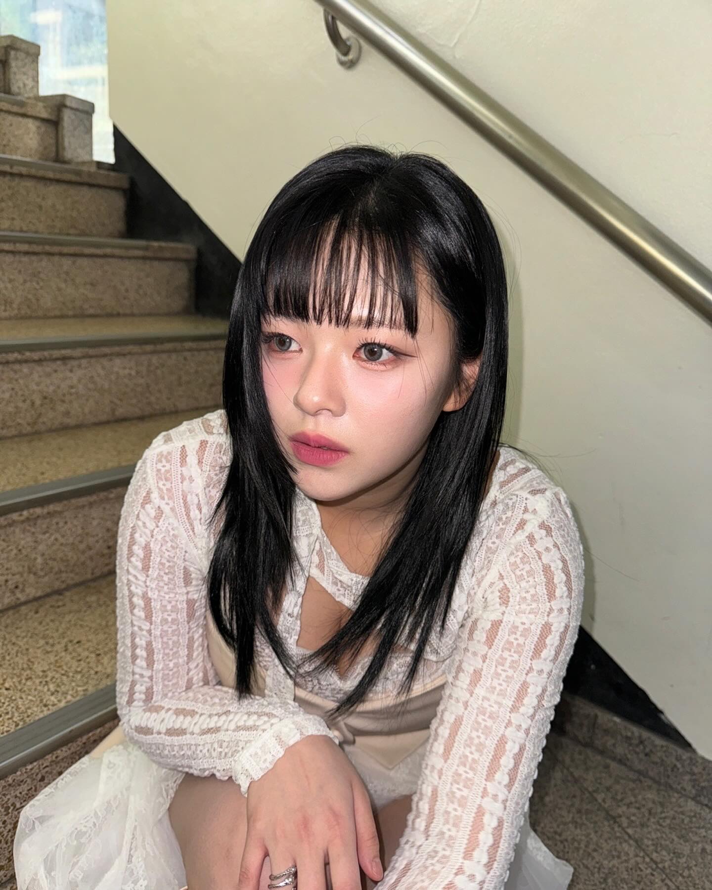 멈칫하게 되는 인생 향수 추천🫧
플로럴 향부터 우디 향까지, 취향별로 살펴보는 셀럽들의 향수 추천템💕

1. 고민시
디올 '디올리비에라 오드 퍼퓸' - 프루티 플로럴로 무화과와 로즈로 화사하면서 중독적인 관능미를 가진 향
르라보 '떼 누아 29' - 블랙 티(차), 베르가못, 무화과와 우드 노트가 어우러져 있어, 고급스럽고 세련된 향

2. 강민경
딥티크 '플레르 드 뽀' - 머스크와 아이리스, 로즈를 중심으로 한 우아하고 섬세한 플로럴 향

3. 연우
바이레도 '블랑쉬' - 코튼계열의 향수로 깨끗하고 중성적인 향

4. 정연
크리드 '버진 아일랜드 워터 오드 퍼퓸' - 탑 노트는 상큼한 레몬 향, 잔향은 코코넛 향 이미지8