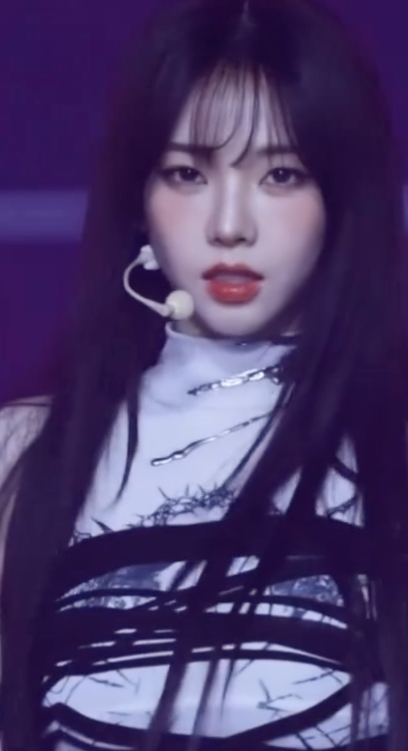 레전드 찍은 시스루뱅 카리나🤦🏻‍♀️🖤 이미지