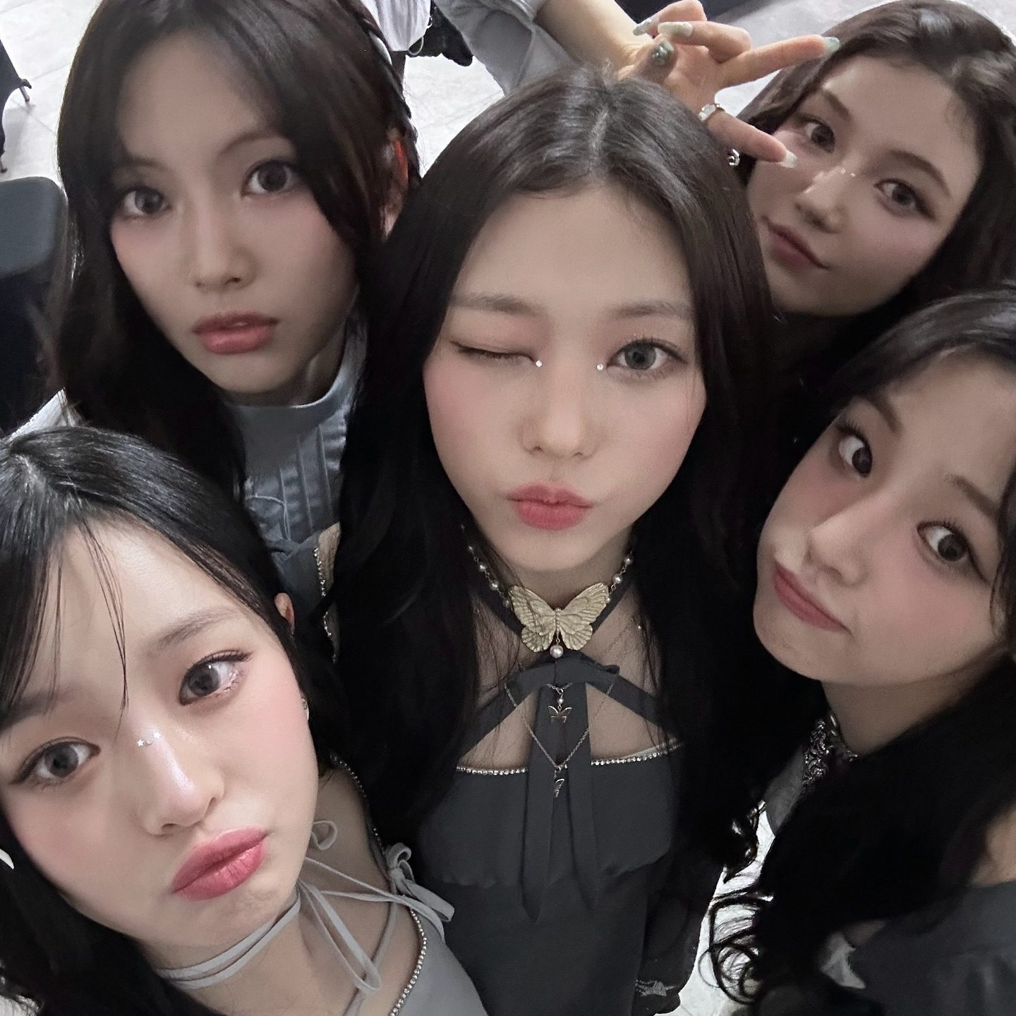 뉴진스, '김현정 뉴스쇼' 출연
뉴진스가 내일(25일) CBS 라디오 '김현정의 뉴스쇼'에 출연합니다. 김현정 앵커는 이번 방송이 크리스마스 특집으로, "다섯 명의 천사"인 민지, 하니, 다니엘, 해린, 혜인과 함께 위로와 평안을 전할 예정이라고 밝혔습니다.❤️
방송은 오전 7시 10분부터 9시까지 진행되며, 멤버들의 크리스마스 인사와 따뜻한 이야기가 담길 예정입니다.🎄 이미지