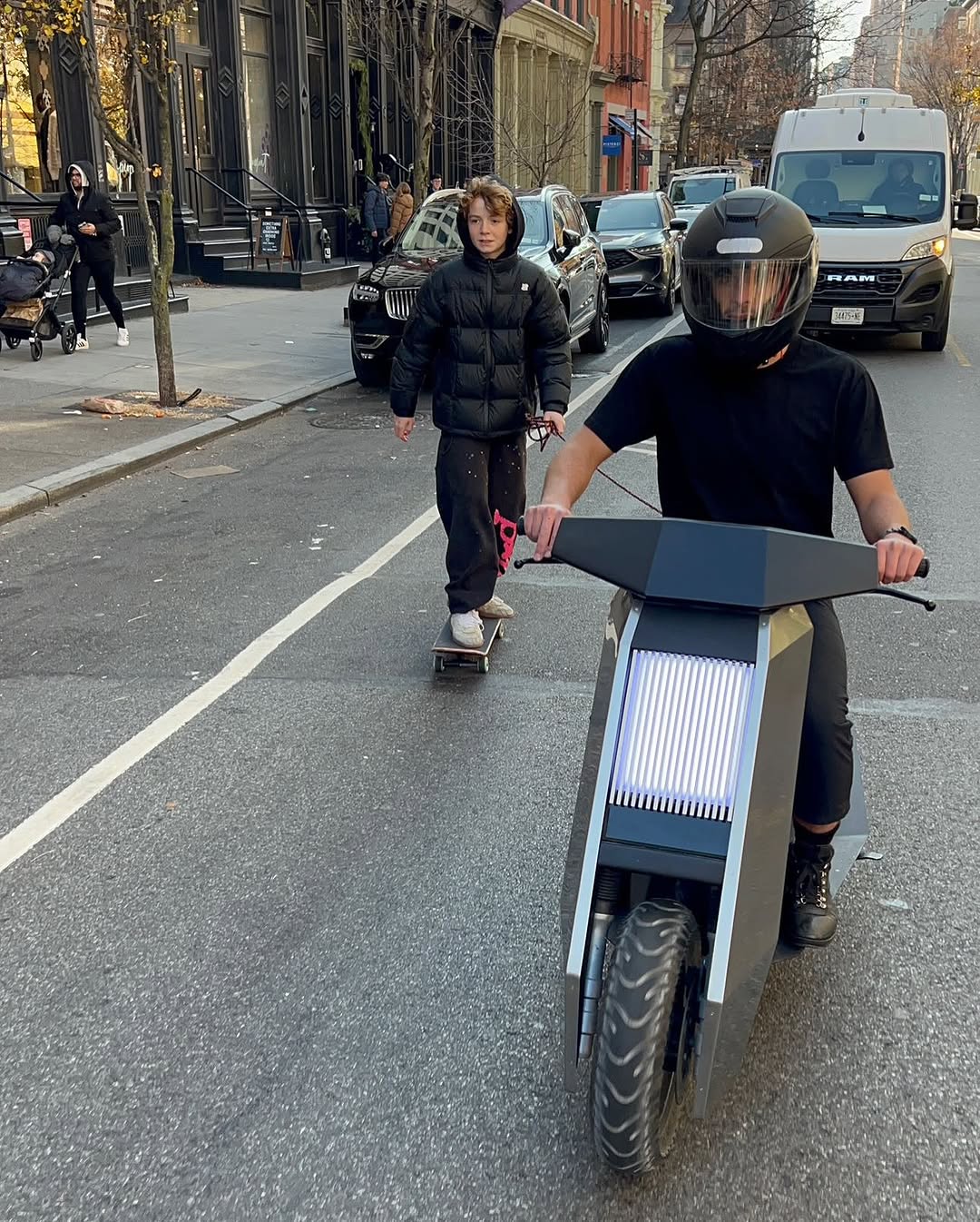 사이버트럭 닮은 전기 오토바이🏍️ 이미지